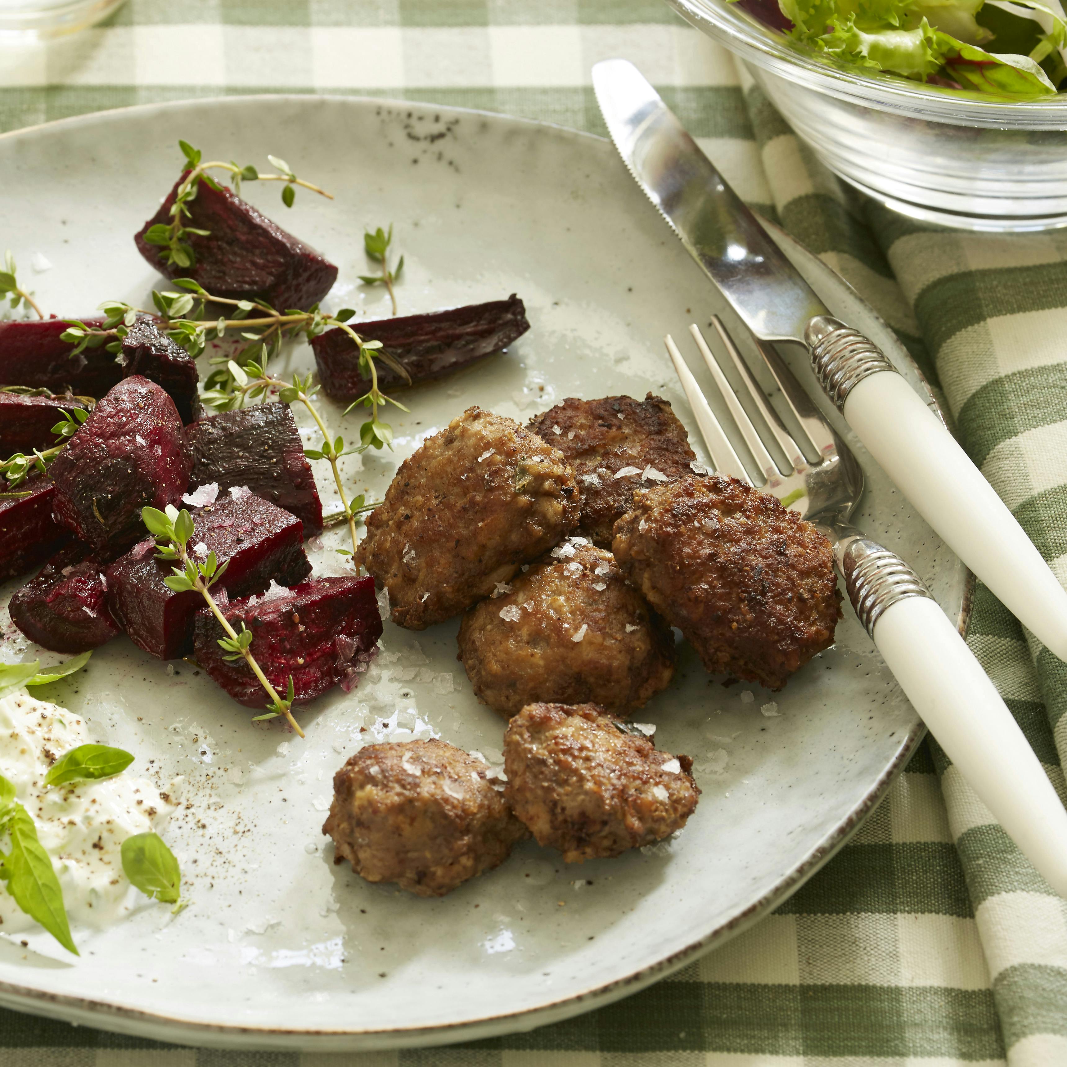 Lammefrikadeller med rødbeder.
