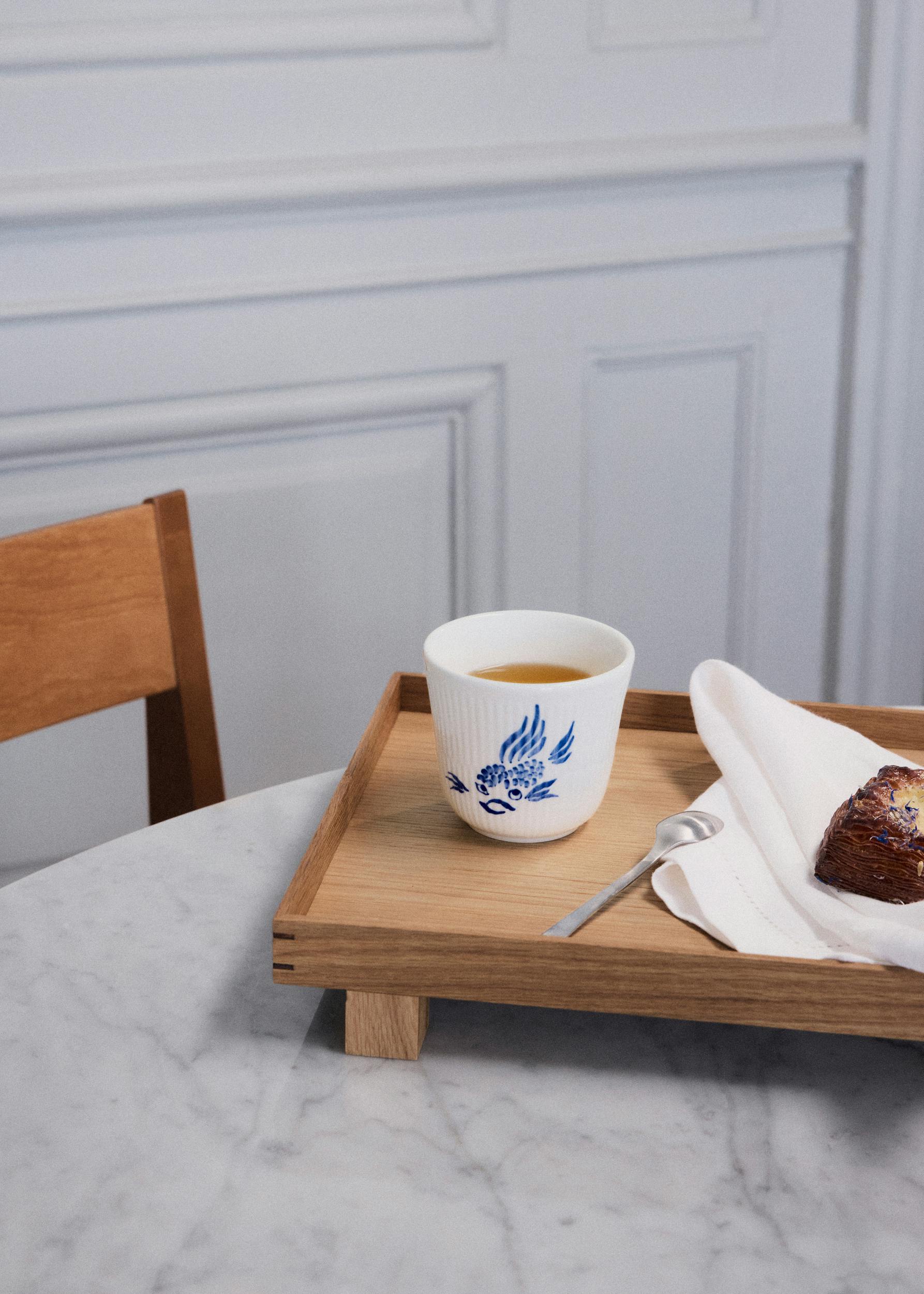 https://imgix.femina.dk/2025-01-28/250Y_Anniversary_A_Majestic_Tale_Anniversary_Mug_26cl_01_Lifestyle_Full_Size_300dpi.jpg
