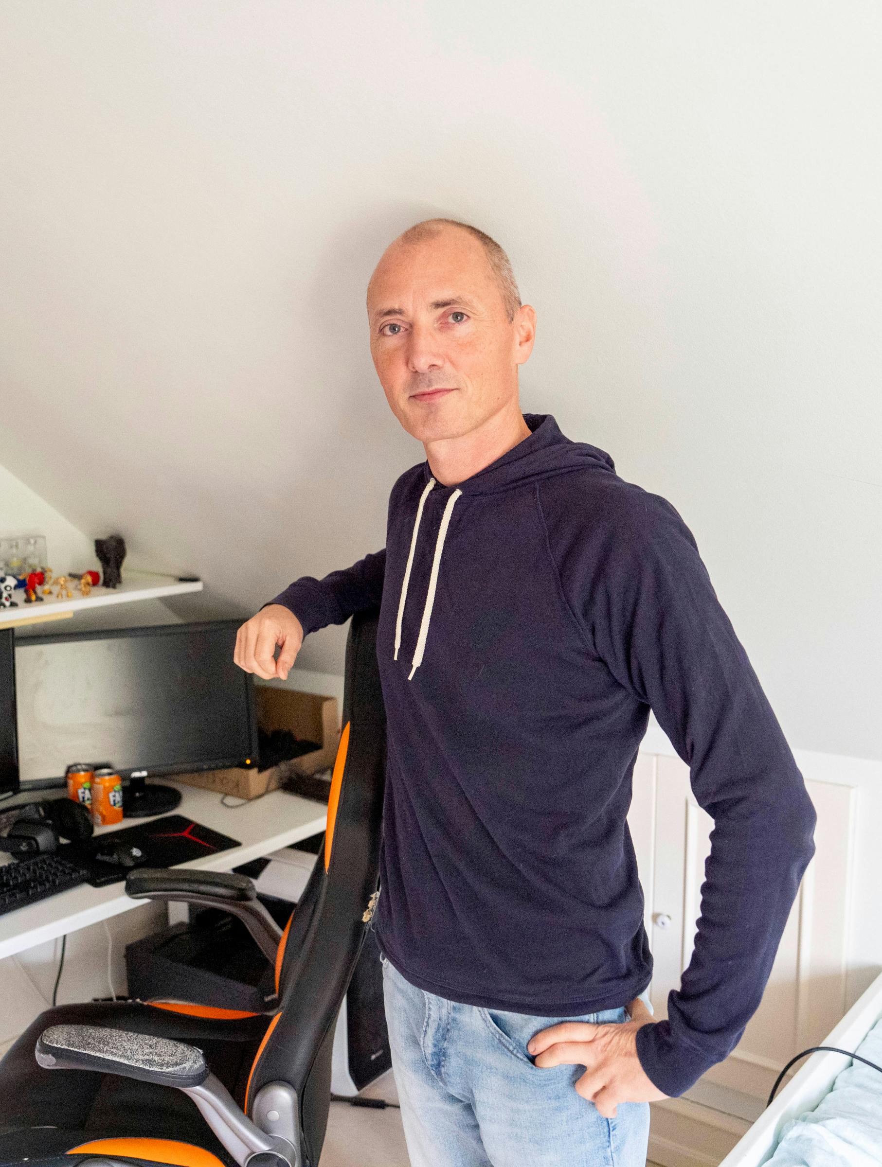 Mathias’ værelse ser ud, som han efterlod det for snart to år siden. På skrivebordet står stadig Fanta-dåserne, som han drak, mens han spillede computer for sidste gang.