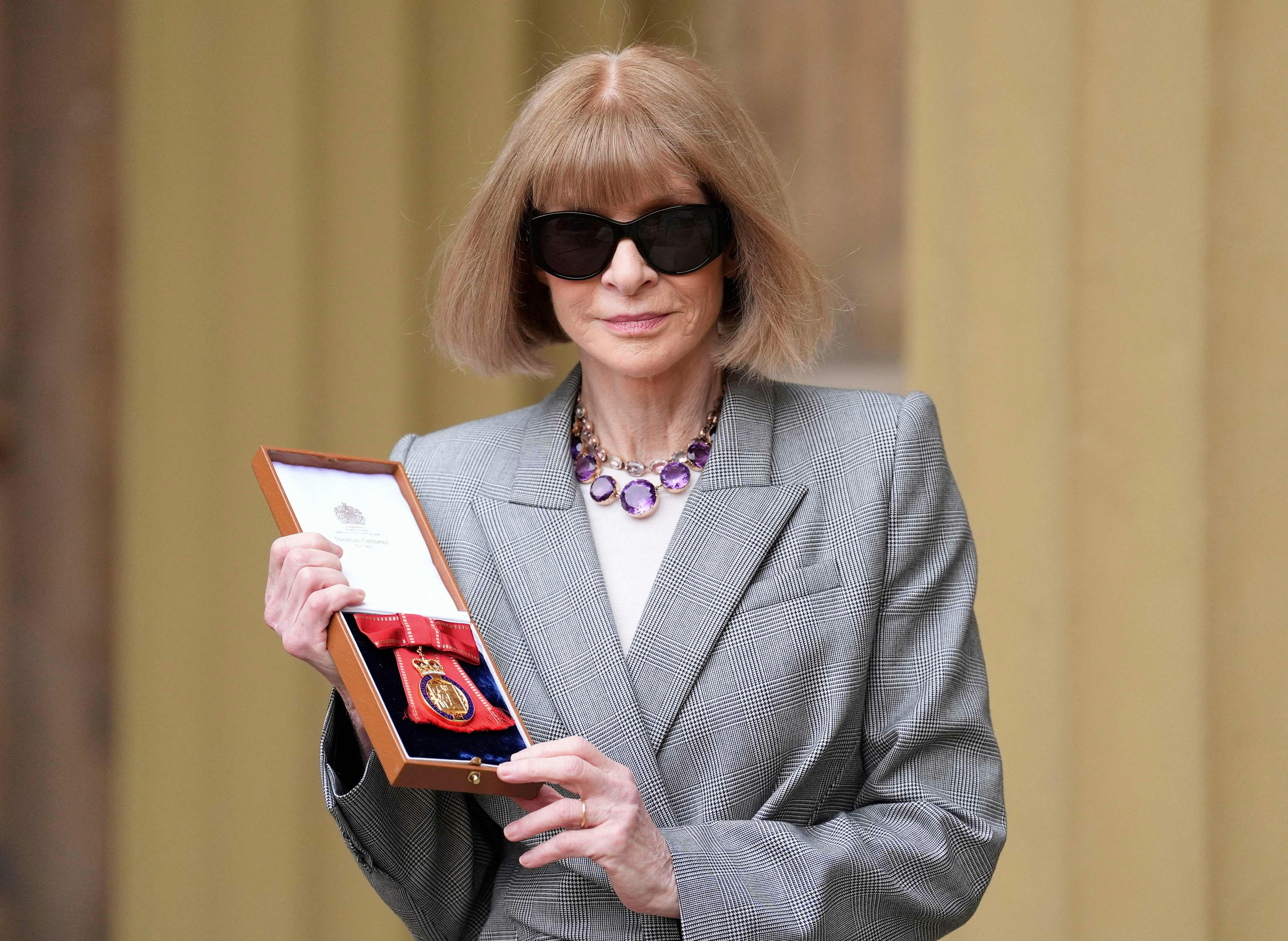 British-US editor-in-chief of Vogue Anna Wintour poses with their medal after being appointed as a Member of the Order of the Companions of Honour (CH) following an Investiture ceremony at Buckingham Palace in London on February 4, 2025. (Photo by Andrew Matthews / POOL / AFP)