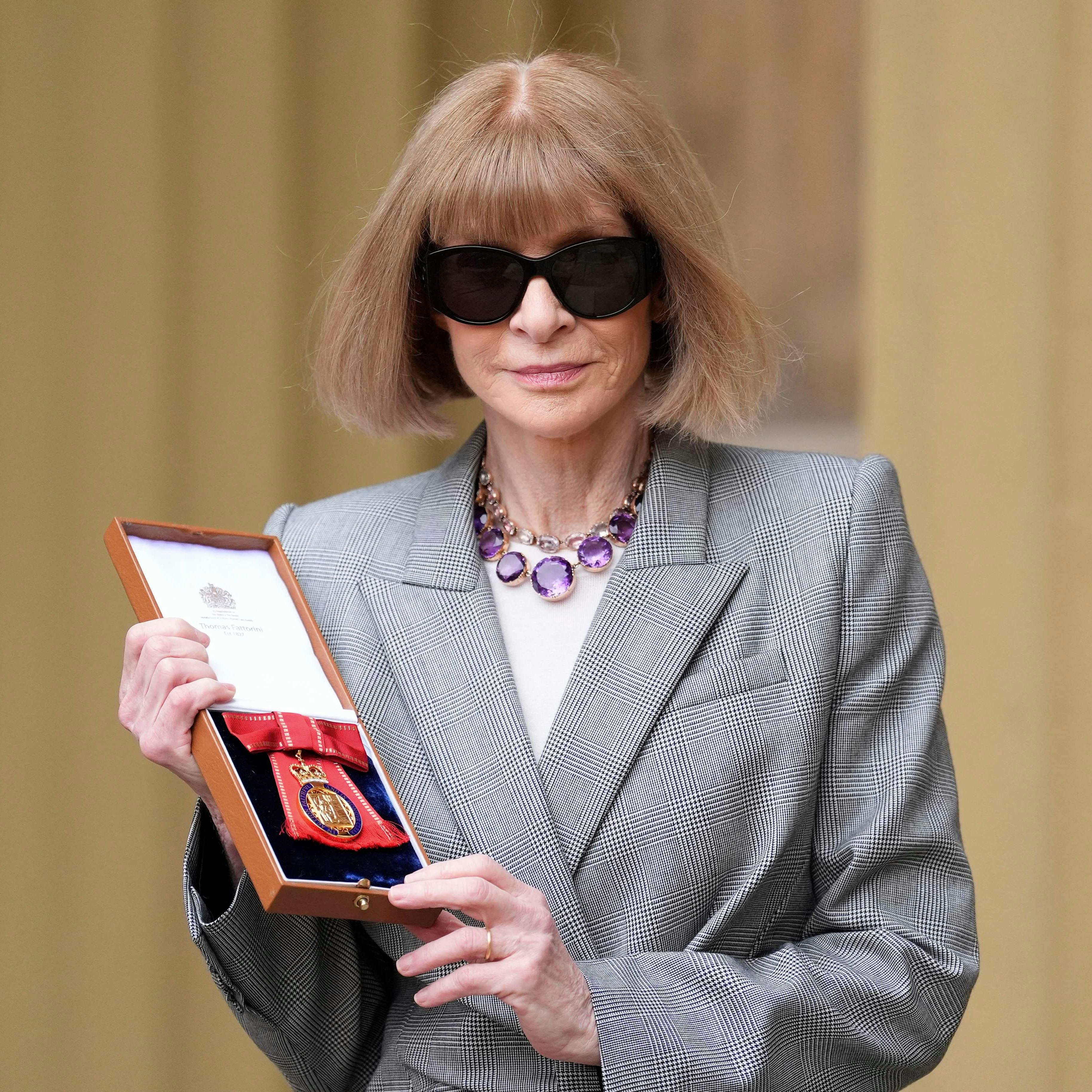 British-US editor-in-chief of Vogue Anna Wintour poses with their medal after being appointed as a Member of the Order of the Companions of Honour (CH) following an Investiture ceremony at Buckingham Palace in London on February 4, 2025. (Photo by Andrew Matthews / POOL / AFP)