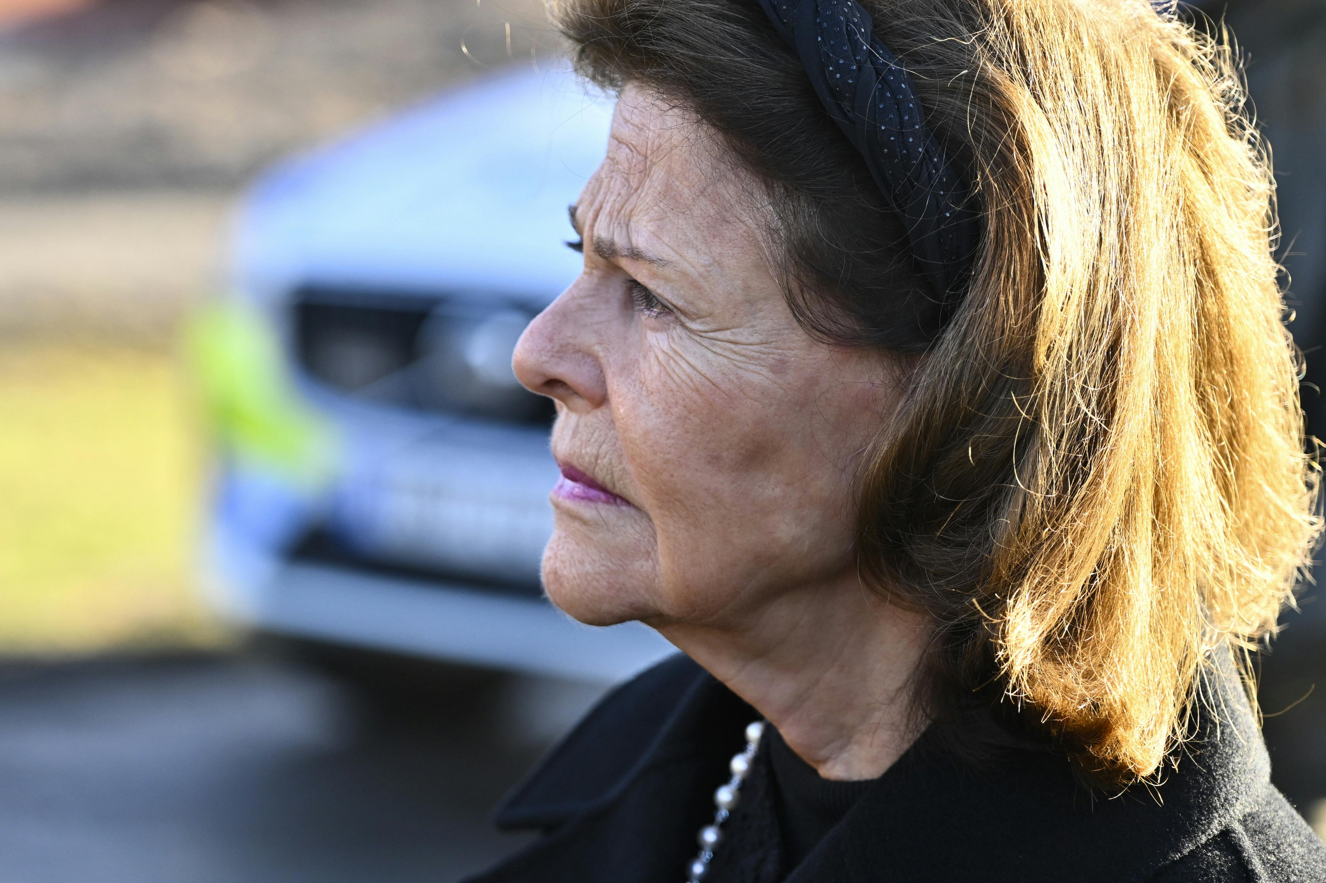 ÖREBRO, SVERIGE 20250205 Kung Carl Gustaf och drottning Silvia besöker minnesplatsen där sörjande placerat ljus och blommor utanför Risbergska skolan dagen efter skolskjutningen där minst 11 personer miste sina liv. Foto: Anders Wiklund / TT / Kod 10040. (Foto: 10040 Anders Wiklund/TT/Ritzau Scanpix)