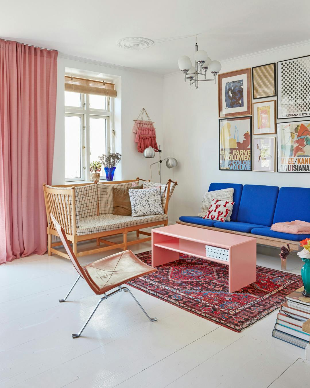https://imgix.femina.dk/2025-02-10/boligreportage_a_nordic_knitting_tale_villa_odense_stue_tremmesofa_tern.jpg