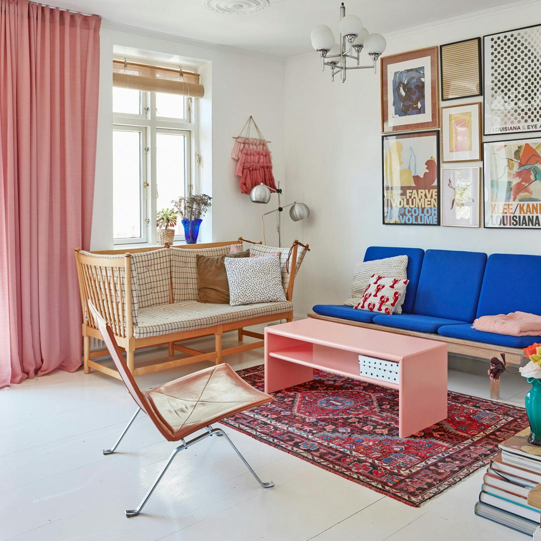 https://imgix.femina.dk/2025-02-10/boligreportage_a_nordic_knitting_tale_villa_odense_stue_tremmesofa_tern_0.jpg