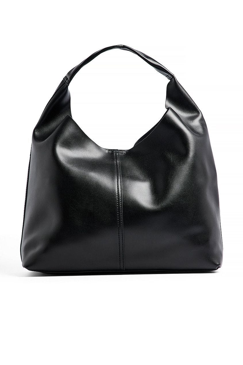 https://imgix.femina.dk/2025-02-13/leather_triangular_tote_bag-1100-007516-0002_0418_flatlay.jpg