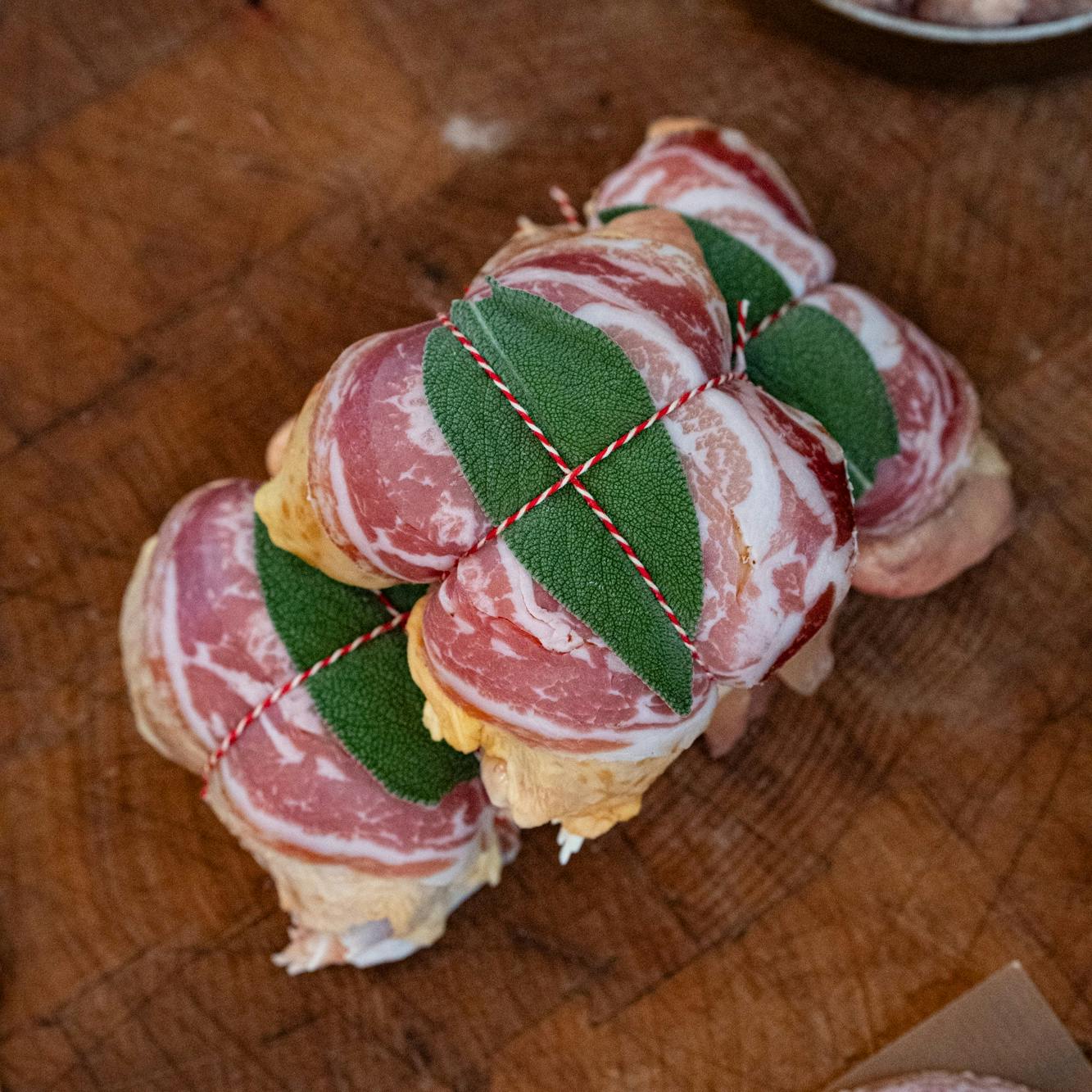 https://imgix.femina.dk/2025-02-14/Slagterlavnsbollen-fra-Cleavers-Meat-Market-i-TorvehallerneKBH---Foto-TorvehallerneKBH.jpg