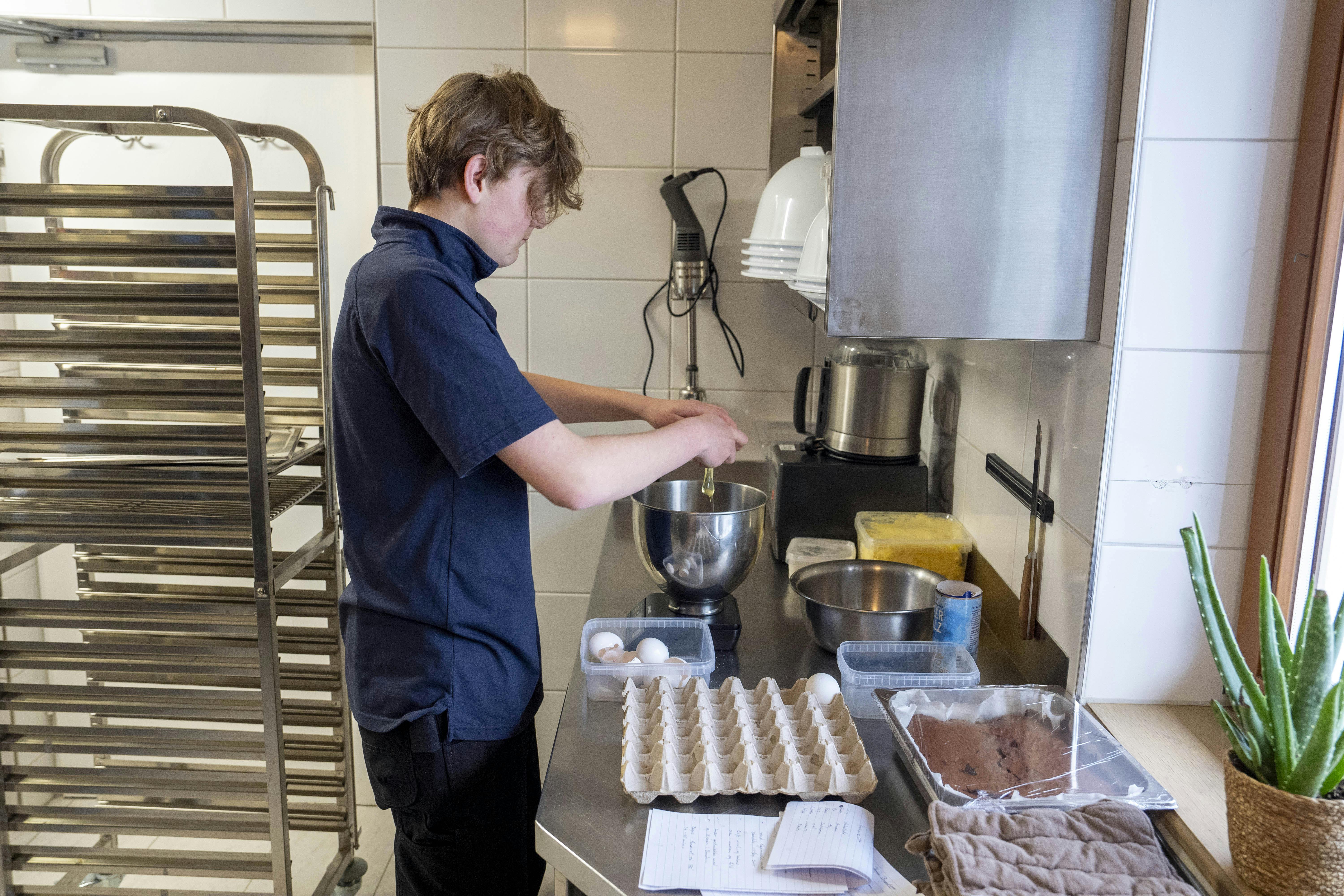 Lene Beiers ældste søn, Arthur, i køkkenet på Hotel Edelweiss.