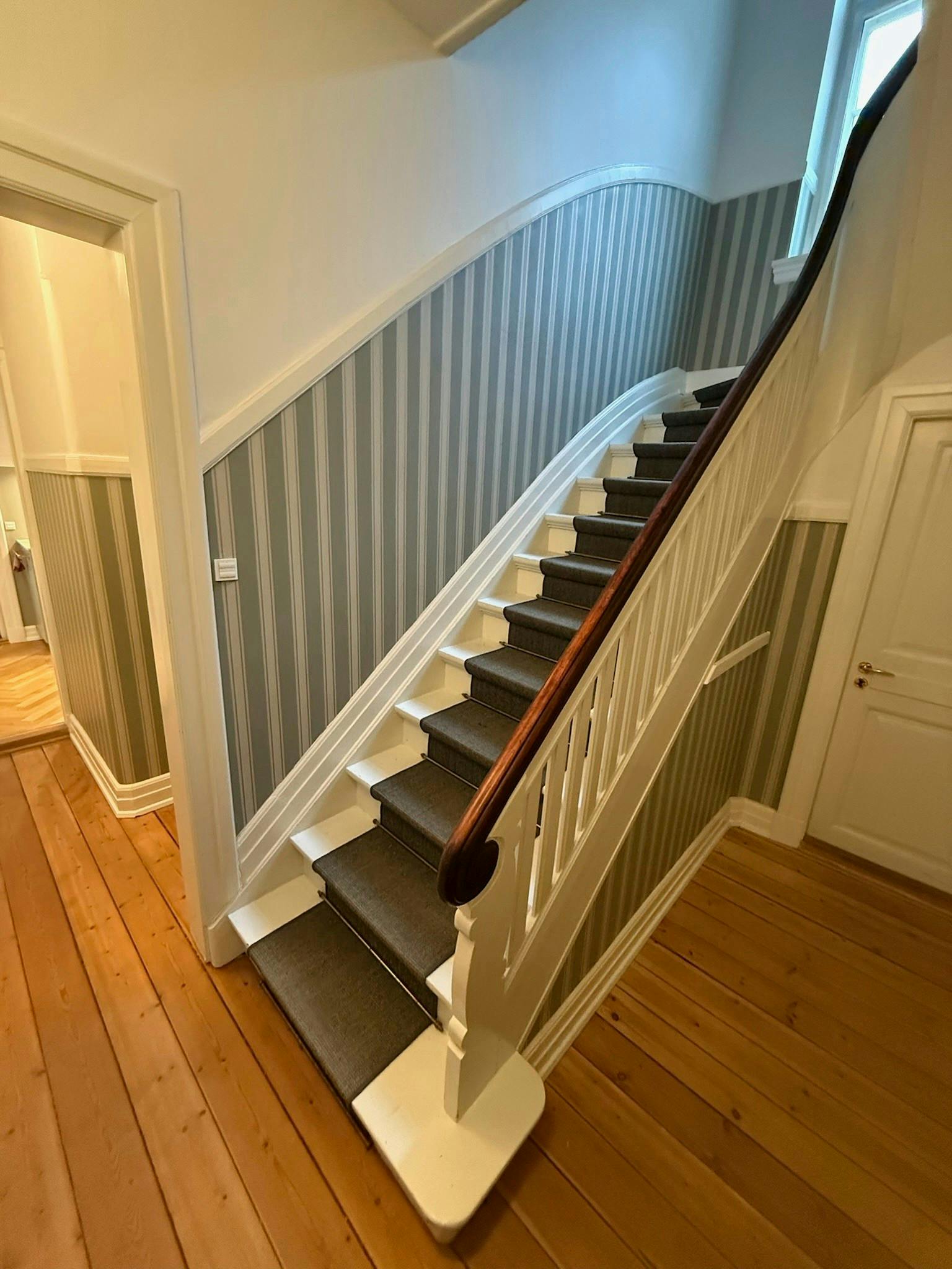 – I vores gang har vi en panelliste i halvanden meters højde. Den var druknet lidt i savsmuldstapet, og det var hvidt i hvidt. Så det var først anden gang vi så huset, jeg opdagede den, fortæller Christian og afslører, at det var den tidligere dommer i ”Nybyggerne”, Mette Helena, der kom med forslaget til tapetet.