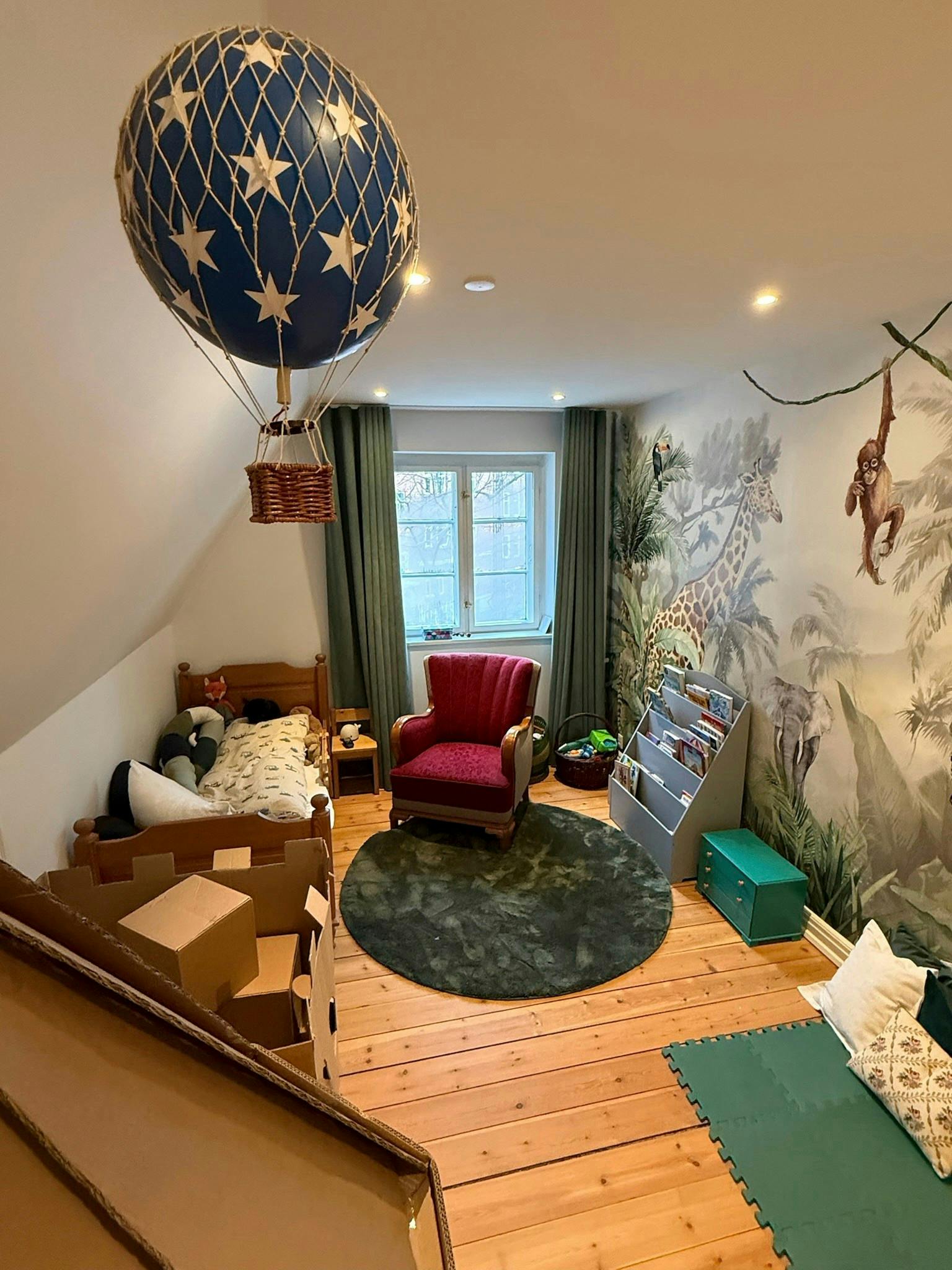 I huset har toårige Vagn selvfølgelig fået sit eget værelse, der indbyder til leg.