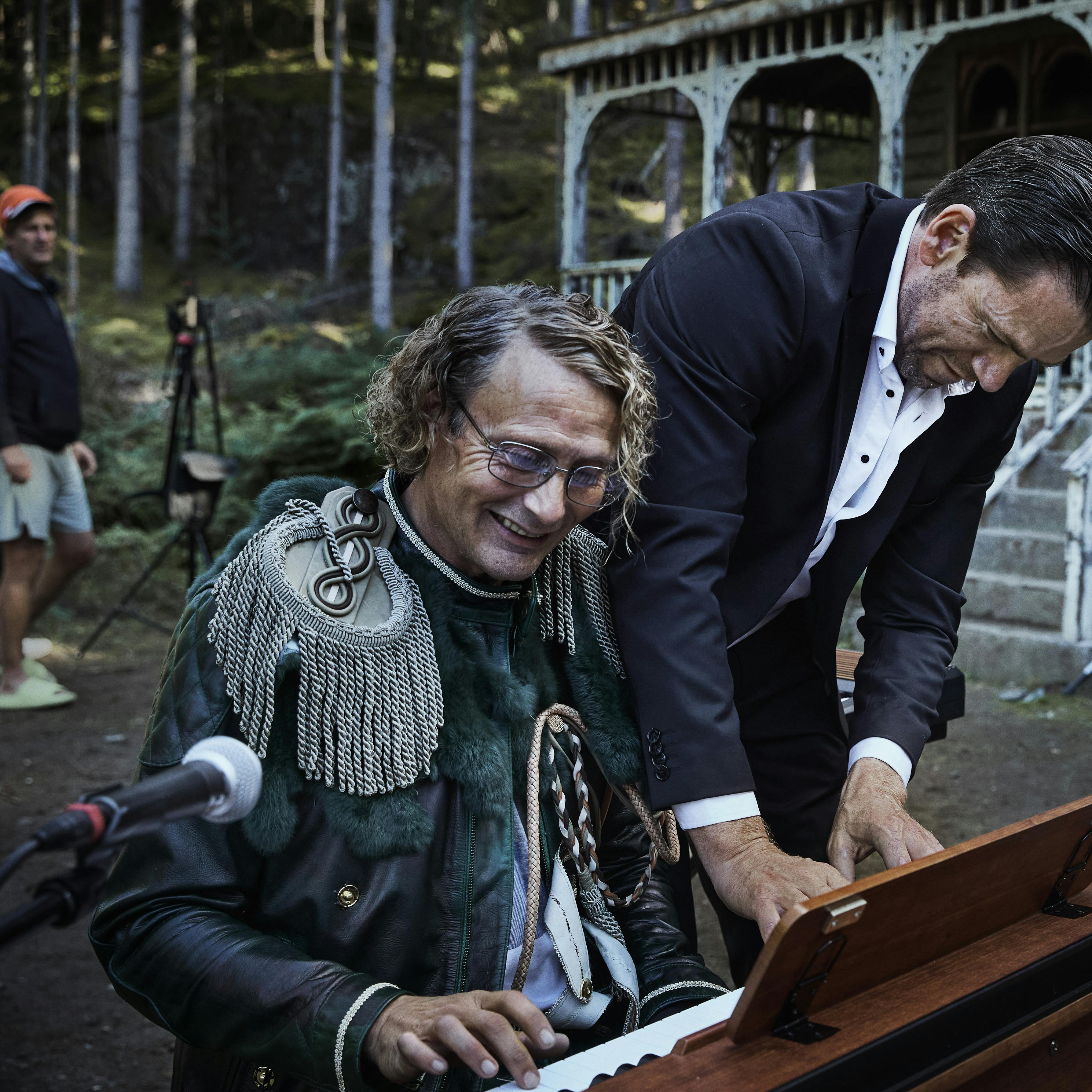 https://imgix.femina.dk/2025-02-27/DSV_MadsMikkelsen_NikolajLieKaas_BTS_MogenNielsen.jpg