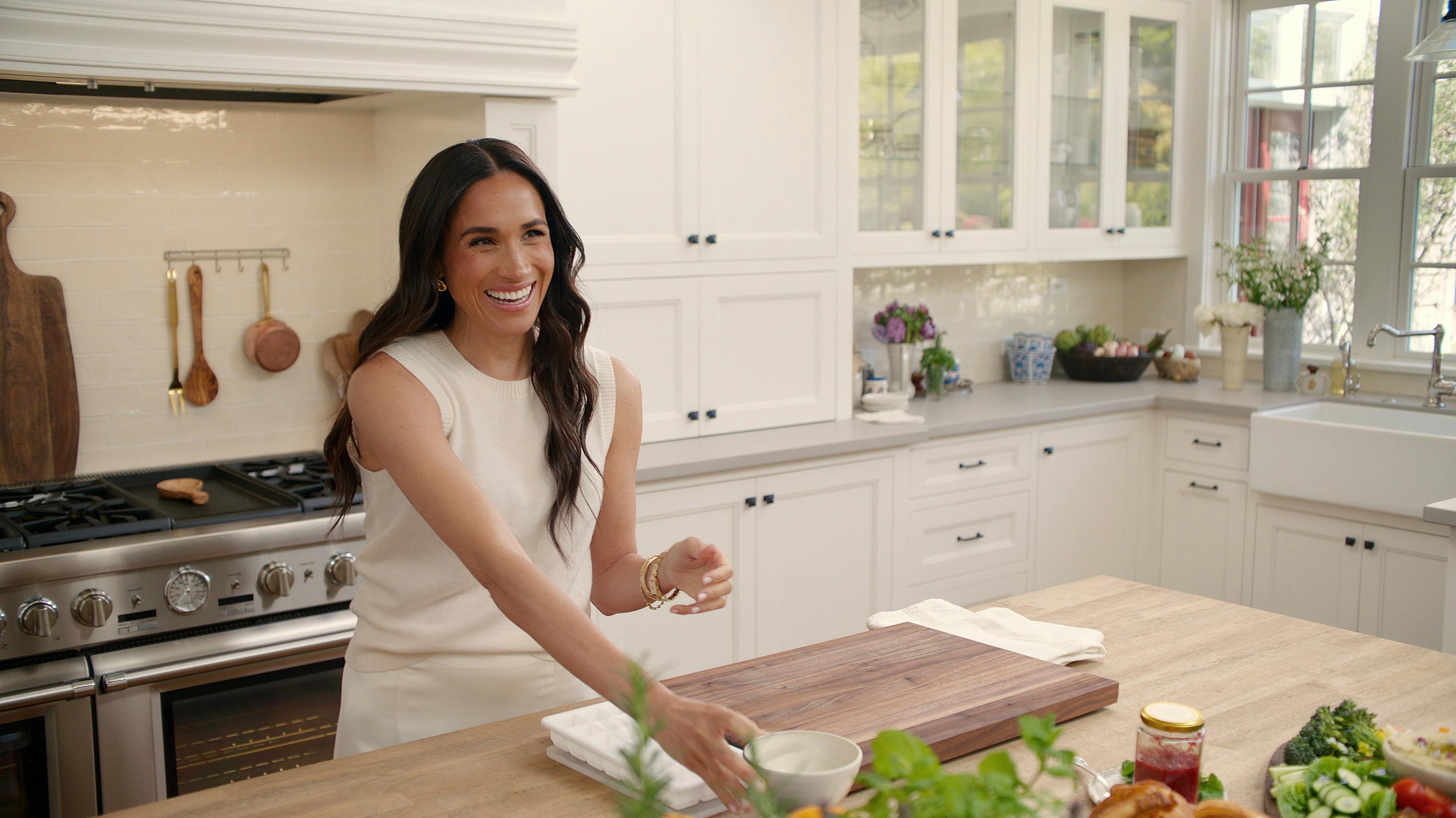 https://imgix.femina.dk/2025-02-27/With_Love_Meghan_u_S1_E5_00_08_54_01R.jpg
