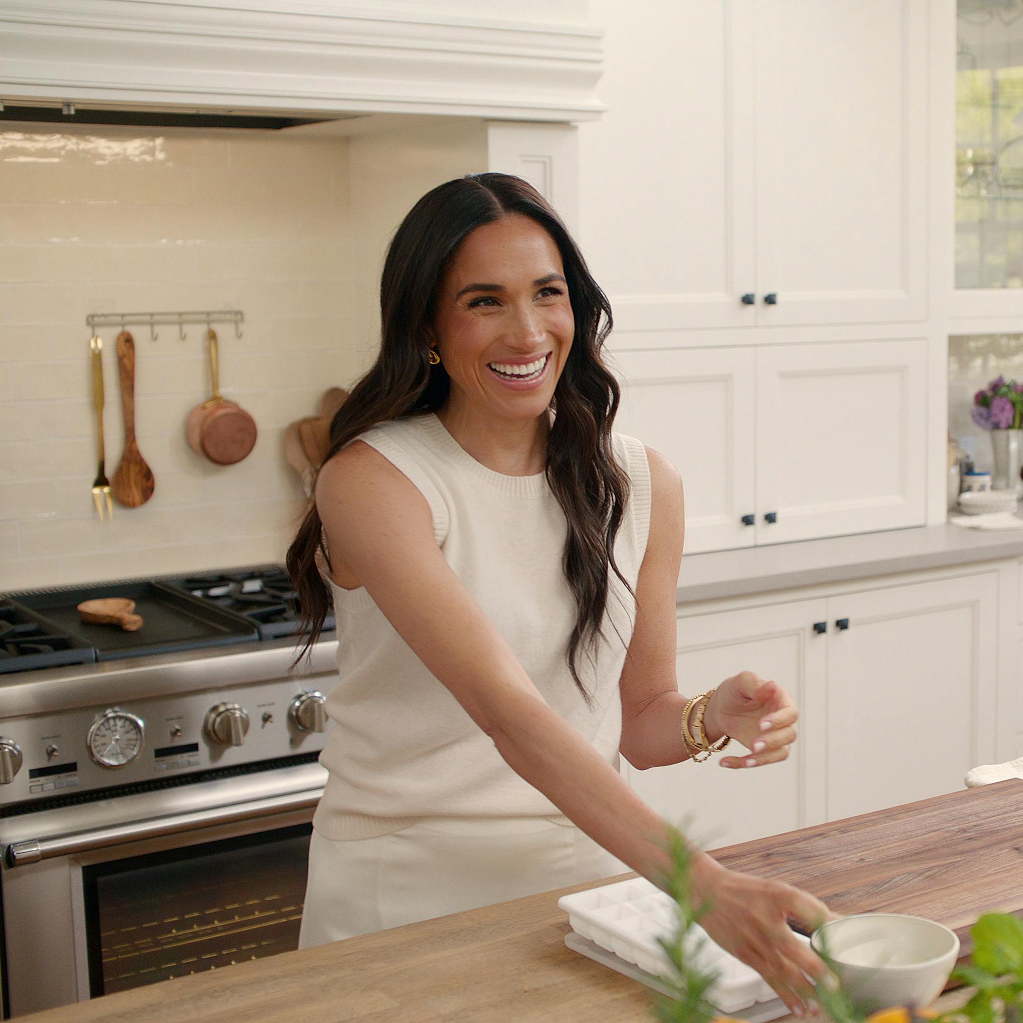 https://imgix.femina.dk/2025-02-27/With_Love_Meghan_u_S1_E5_00_08_54_01R.jpg