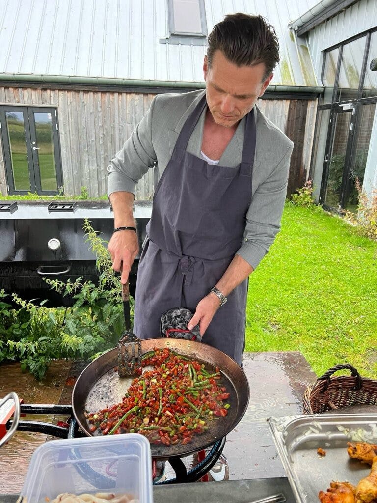 https://imgix.femina.dk/2025-02-28/claus-moeller-paella-768x1024.jpeg