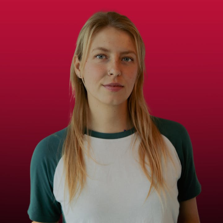 https://imgix.femina.dk/2025-03-07/Sigrid%2C-rod-baggrund.png