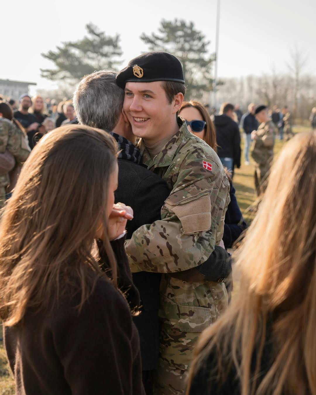 https://imgix.femina.dk/2025-03-10/I-over-en-maned-har-Hans-Kongelige-Hojhed-Kronprinsen-tjent-som-vaernepligtig-ved-Gardehusarregimentet-i-Slagelse.Kompagniets-familier-var-i-dag-inviteret-til-besogsdag-pa-kasernen%2C-hvor-Kongefamilien-fik-mulighed.jpg