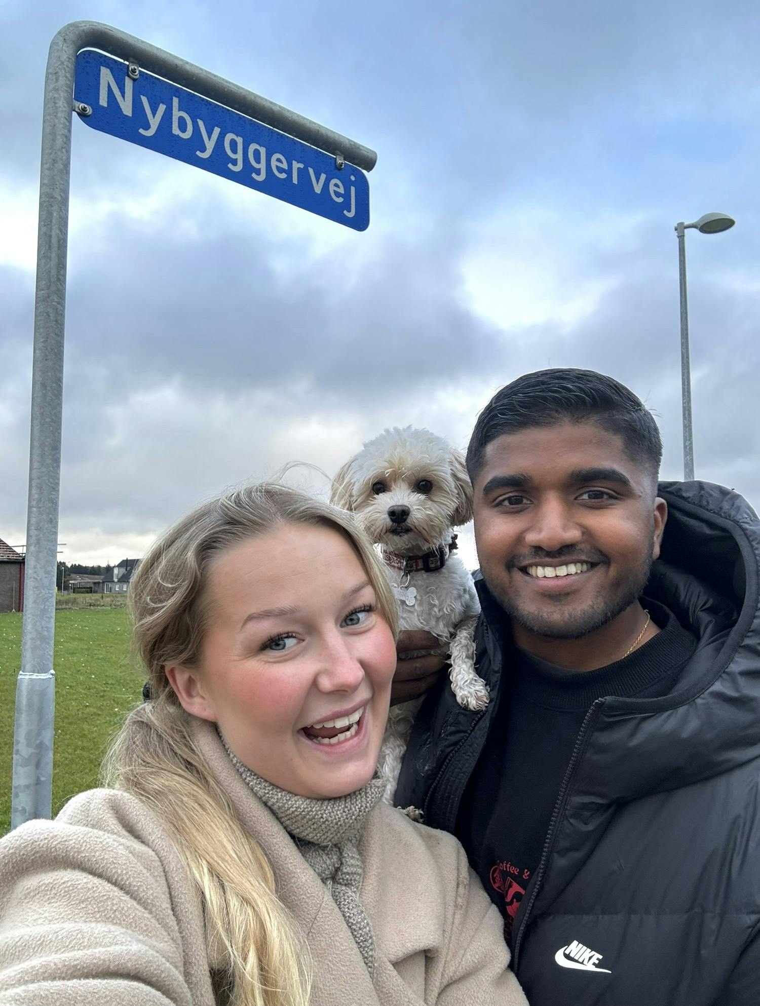 freja og vino nybyggerne gult hus