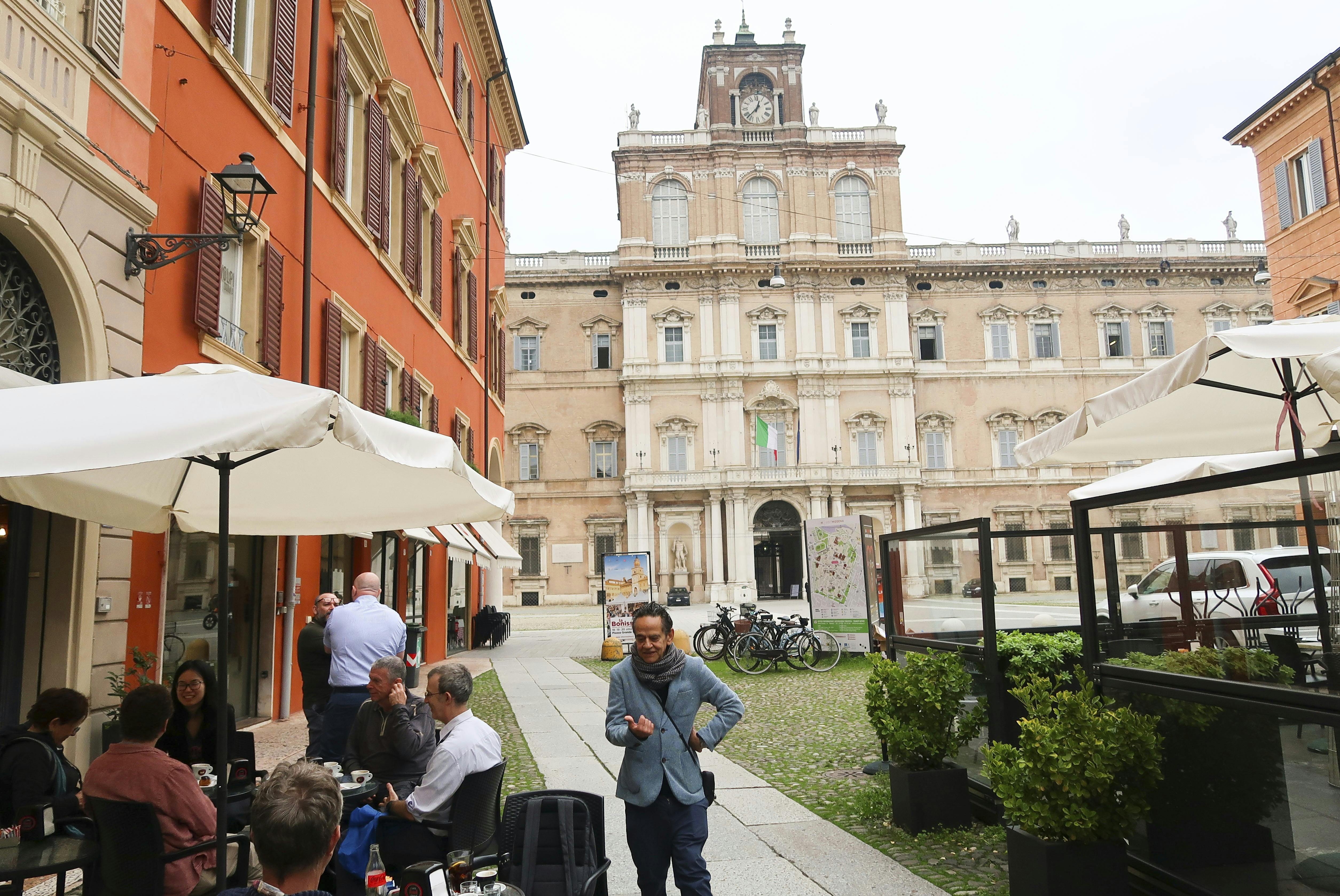 https://imgix.femina.dk/2025-03-17/05-Cafe-ved-Palazzo-Ducale-foto-Judith.jpg