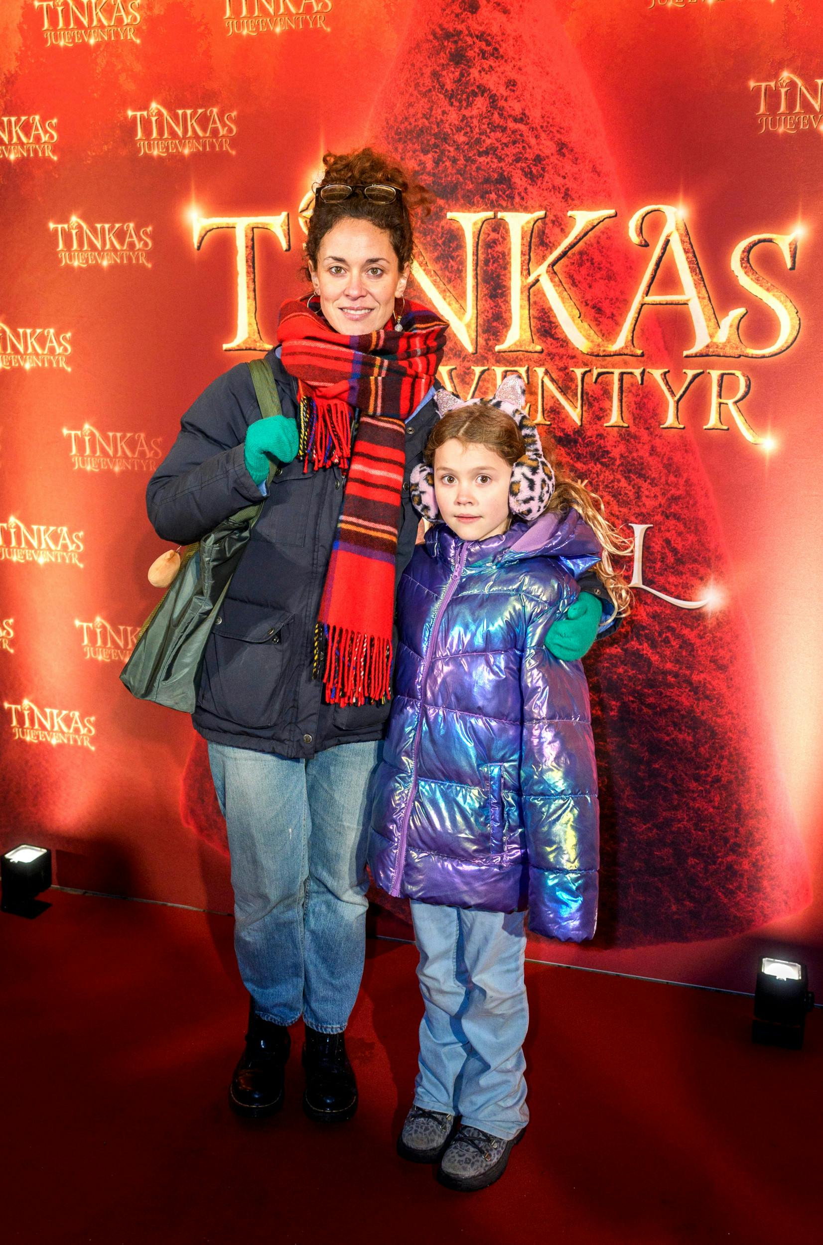 – Jeg tror, at alle vi forældre savnede vores børn. Vi fik jo frataget vores telefoner, så det var meget sådan: ”Intet nyt er godt nyt”. Så længe der ikke kommer en løbende fra produktionen og siger noget, så ved jeg, hun har det godt, siger Mathilde Norholt om sin syvårige datter Polly.