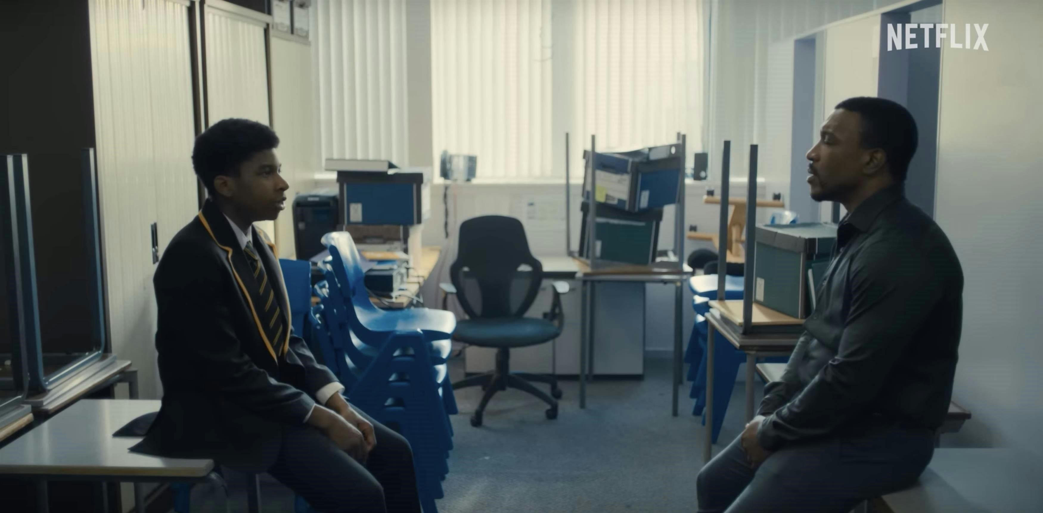 Efterforsker Luke Bascombe i snak med sønnen Adam i ‘Adolescence’