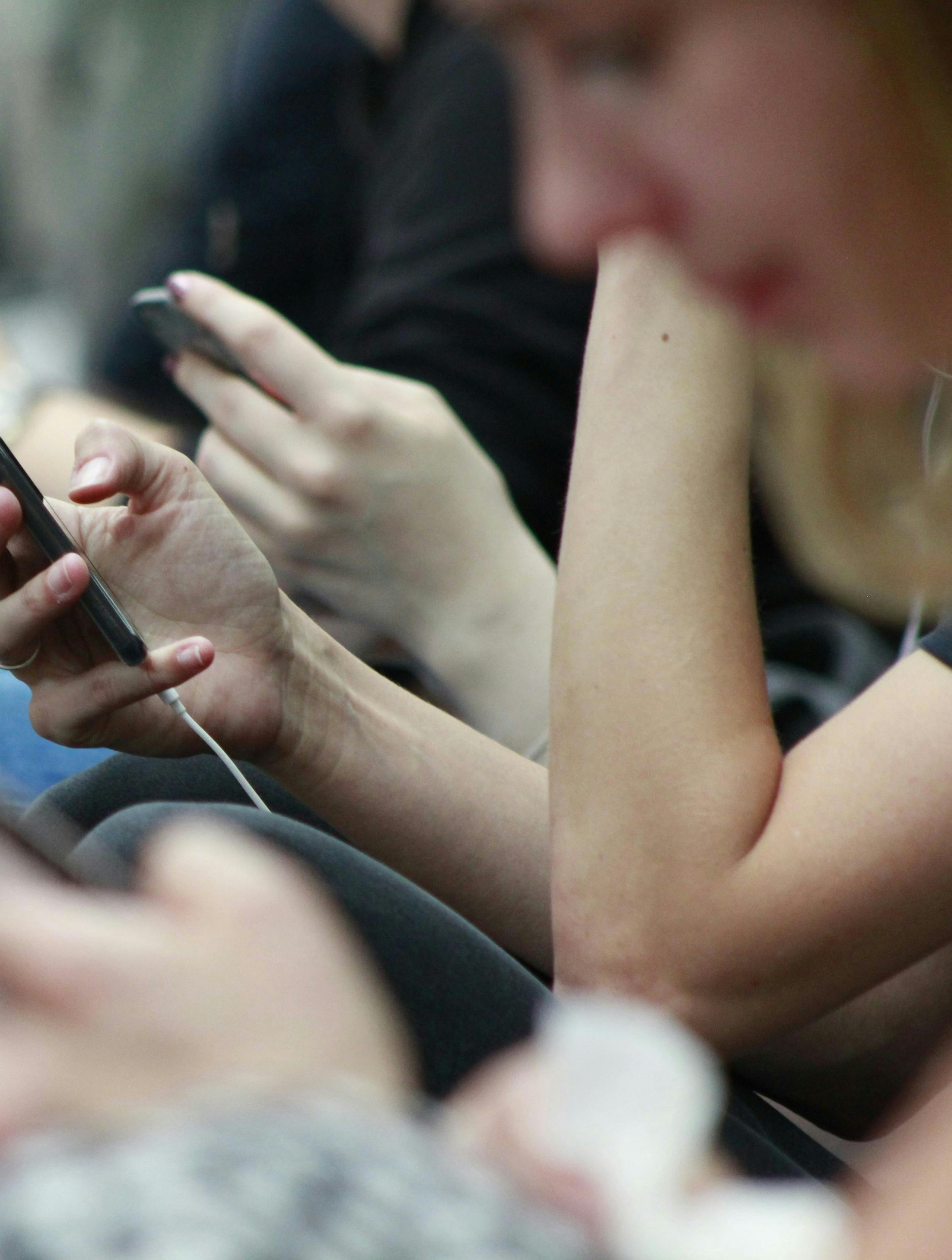 Folk kigger i deres telefoner