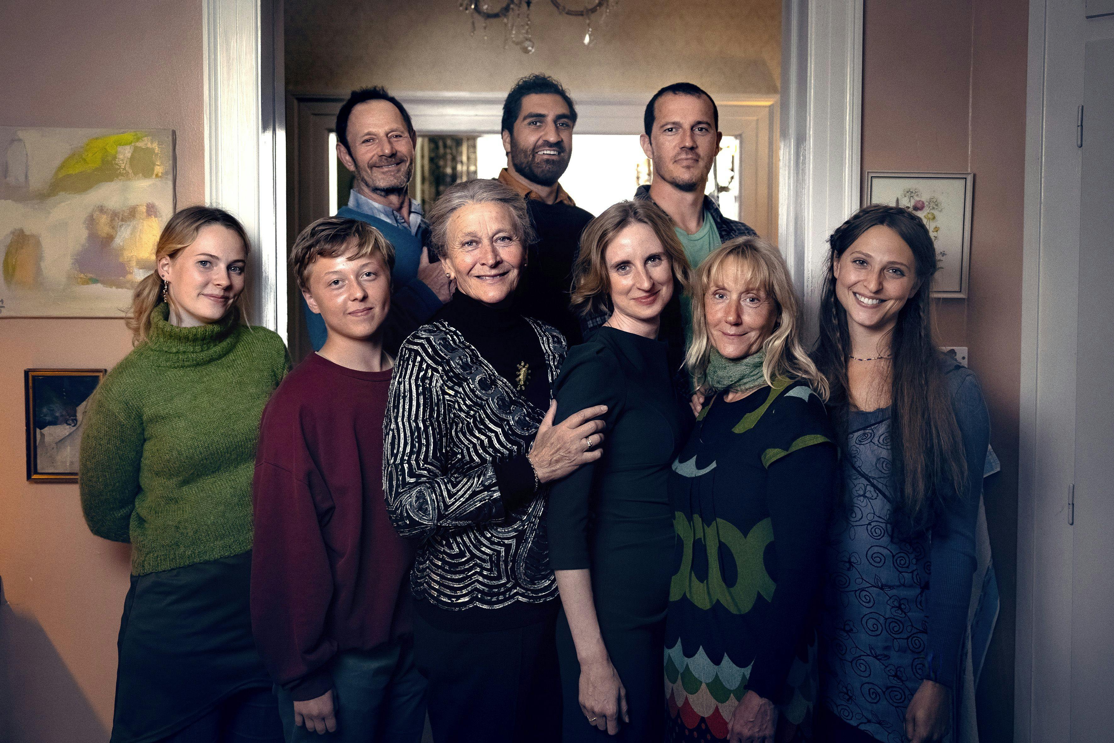 Jan Linnebjerg, Albert Arthur Amiryan, Simon Sears, Olga Schultz, Isi Gren-Sørensen, Ulla Henningsen, Rikke Eberhardt Isen, Anette Støvelbæk og Alice Bier Zandén i 'Generationer'