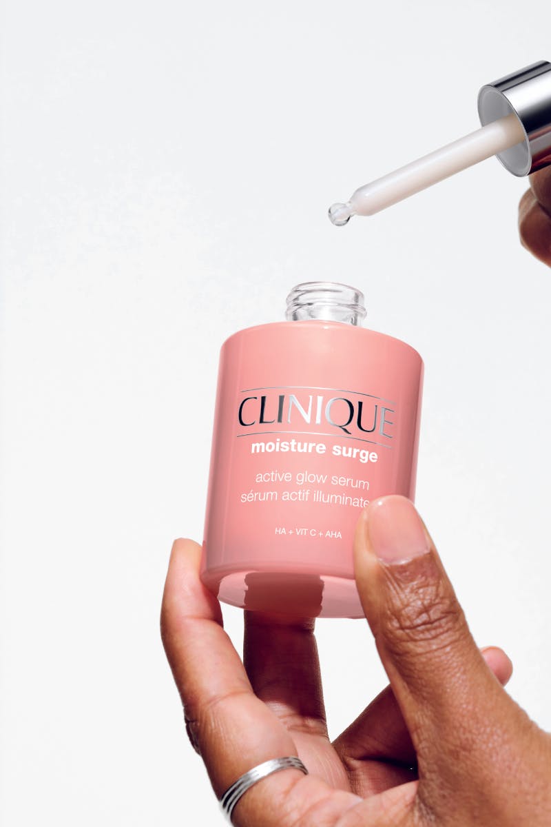 https://imgix.femina.dk/2025-04-06/SP25_Models_MS_Serum_Angelique_Holding_GL_1534_CMYK.jpg