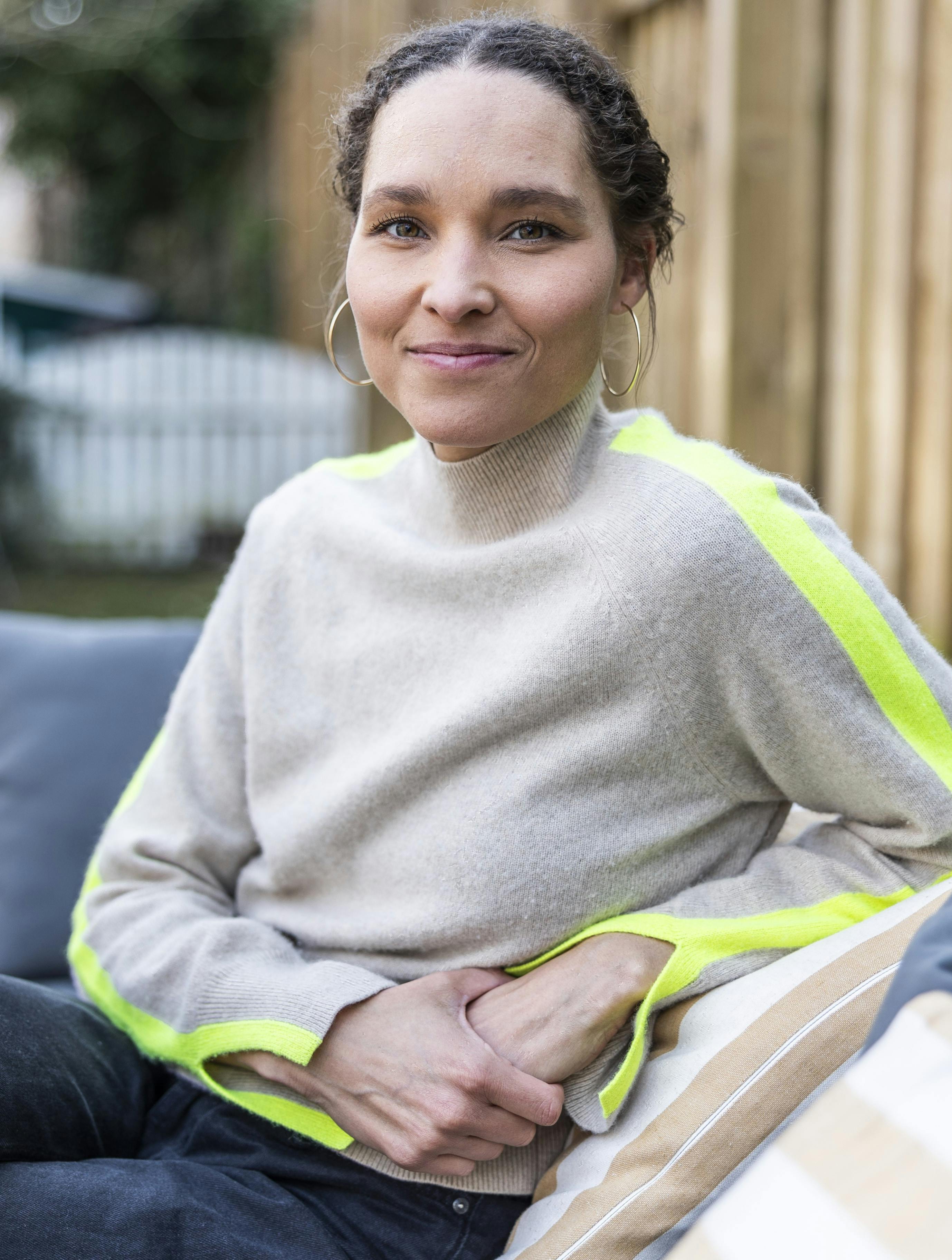 Selv om Nola Grace Gaardmand Barsøe er en garvet journalist med mange interview bag sig, er hun nervøs som aldrig før, da hun rejser til Sydafrika for at sætte sin mor i stævne.