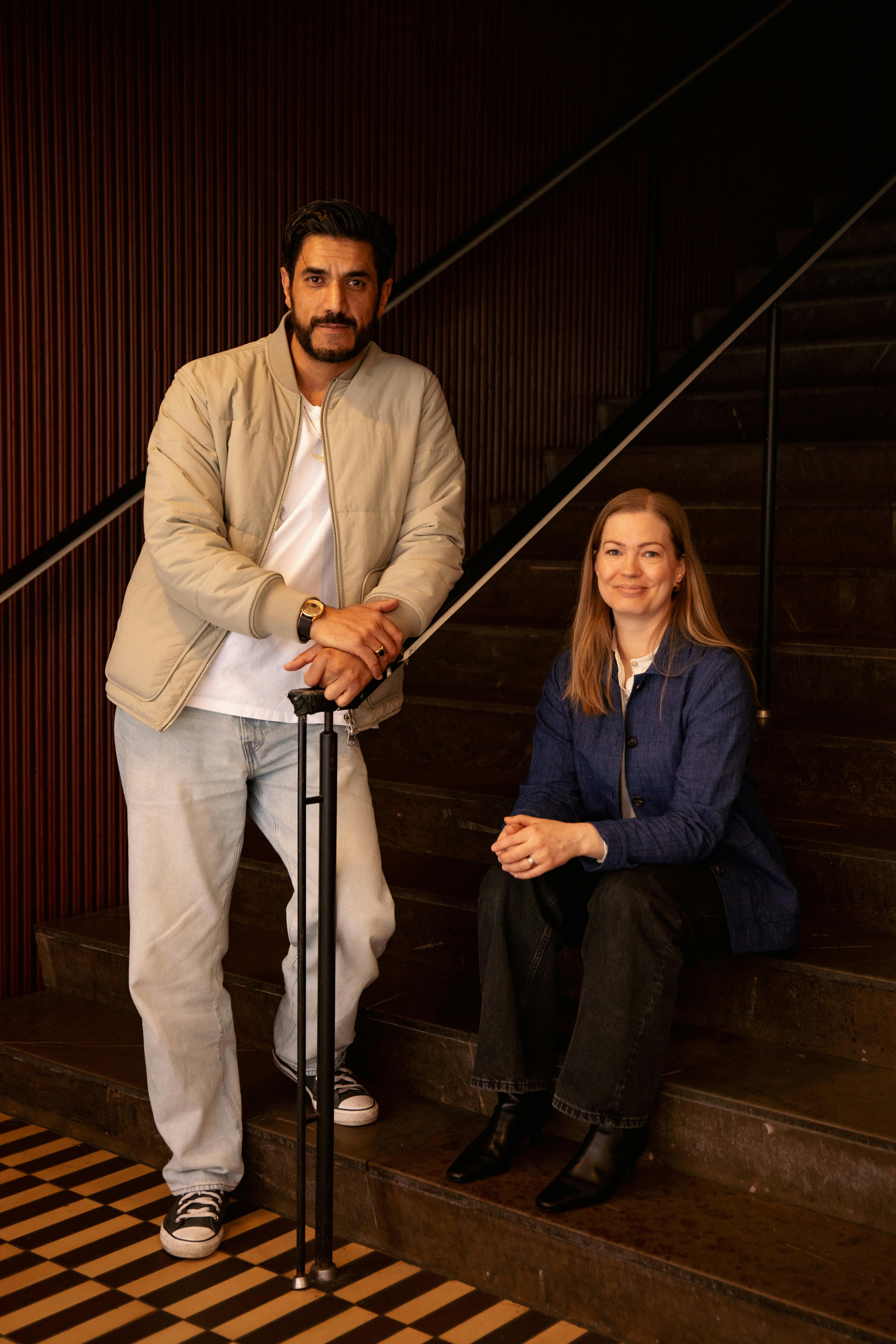 Afshin Firouzi er vært ved 'Det Vi Elsker Prisen'. Her sammen med Vi Elsker Seriers chefredaktør, Carina Nørgaard Schou.