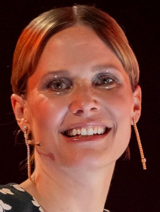 Oh Land i strikket kjole