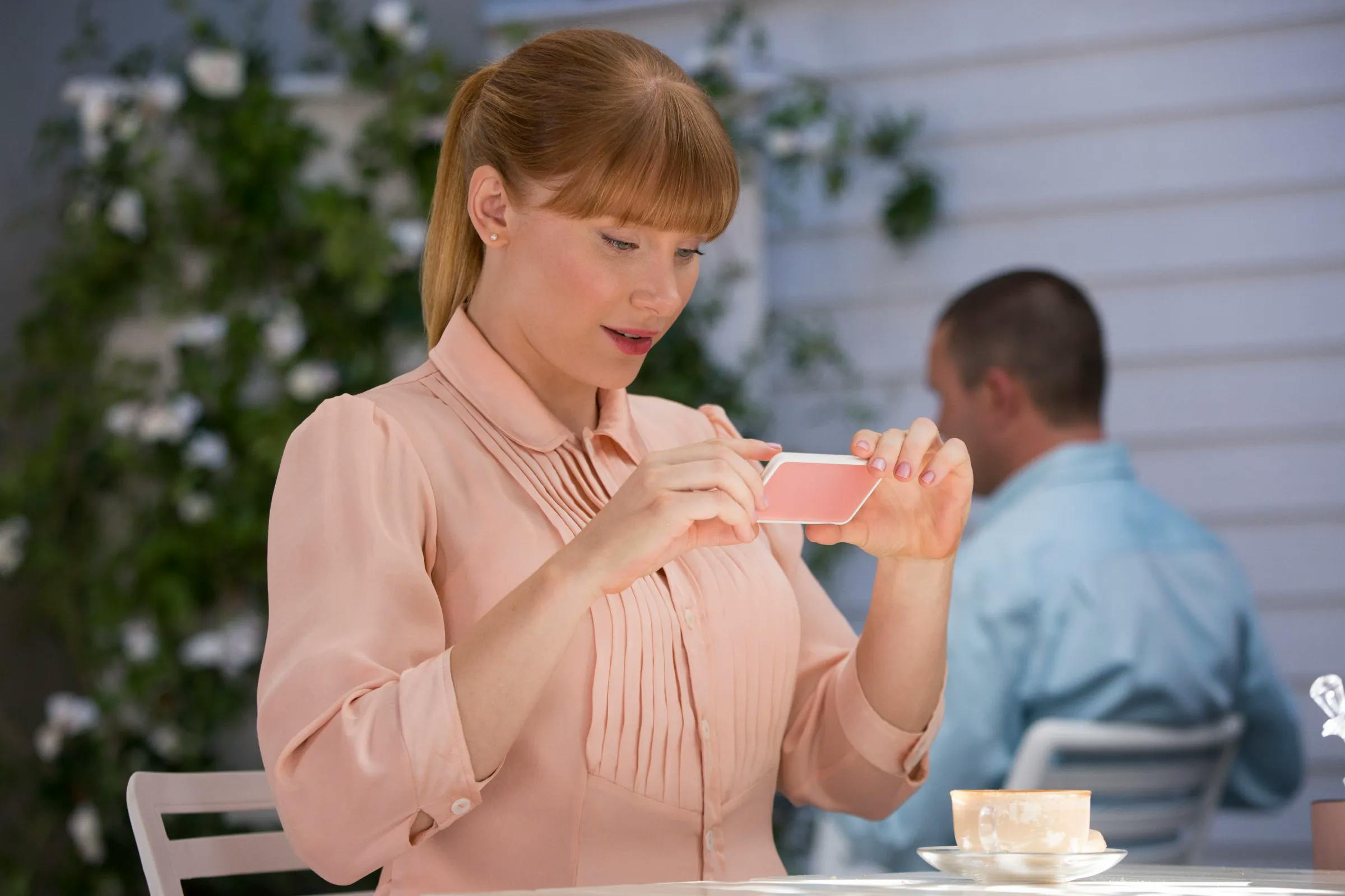 https://imgix.femina.dk/2025-04-11/BlackMirror_EP3_Nosedive_0186r1.jpg