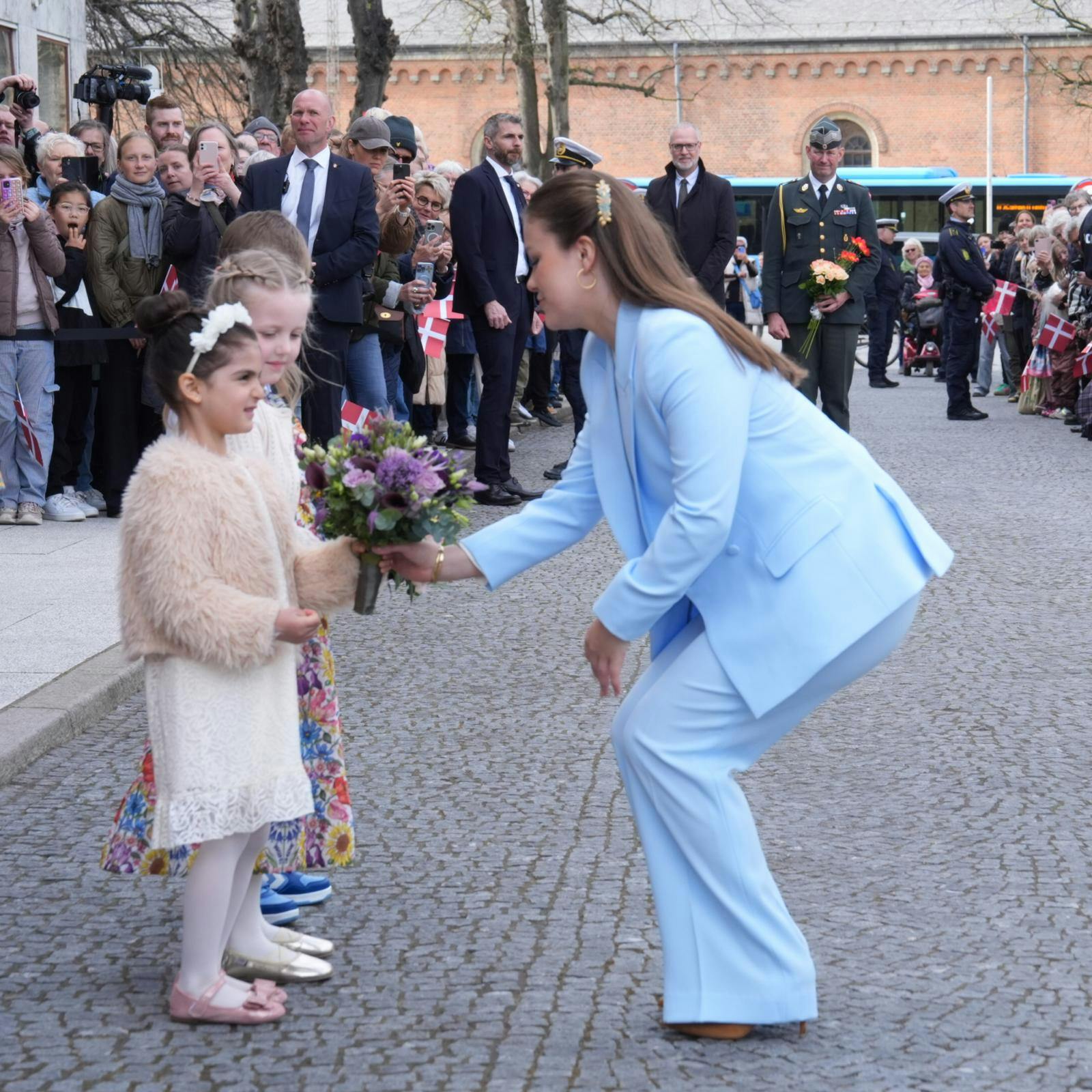 Der var stor glæde blandt de mange fremmødte, da prinsesse Isabella tog sig tid til at hilse på dem.