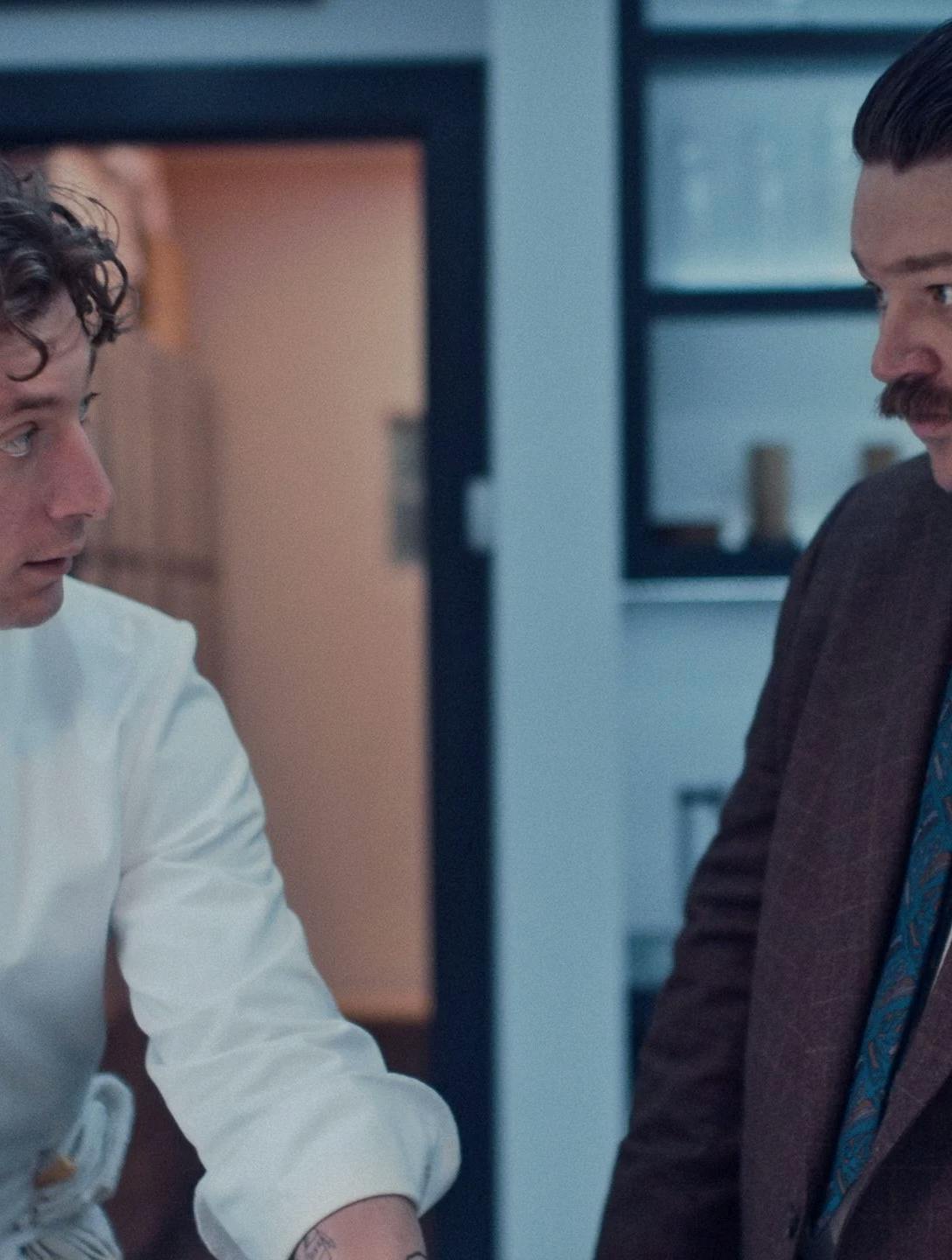 Jeremy Allen White som Carmy og Matty Matheson som den handy Neil Fak i 'The Bear'.