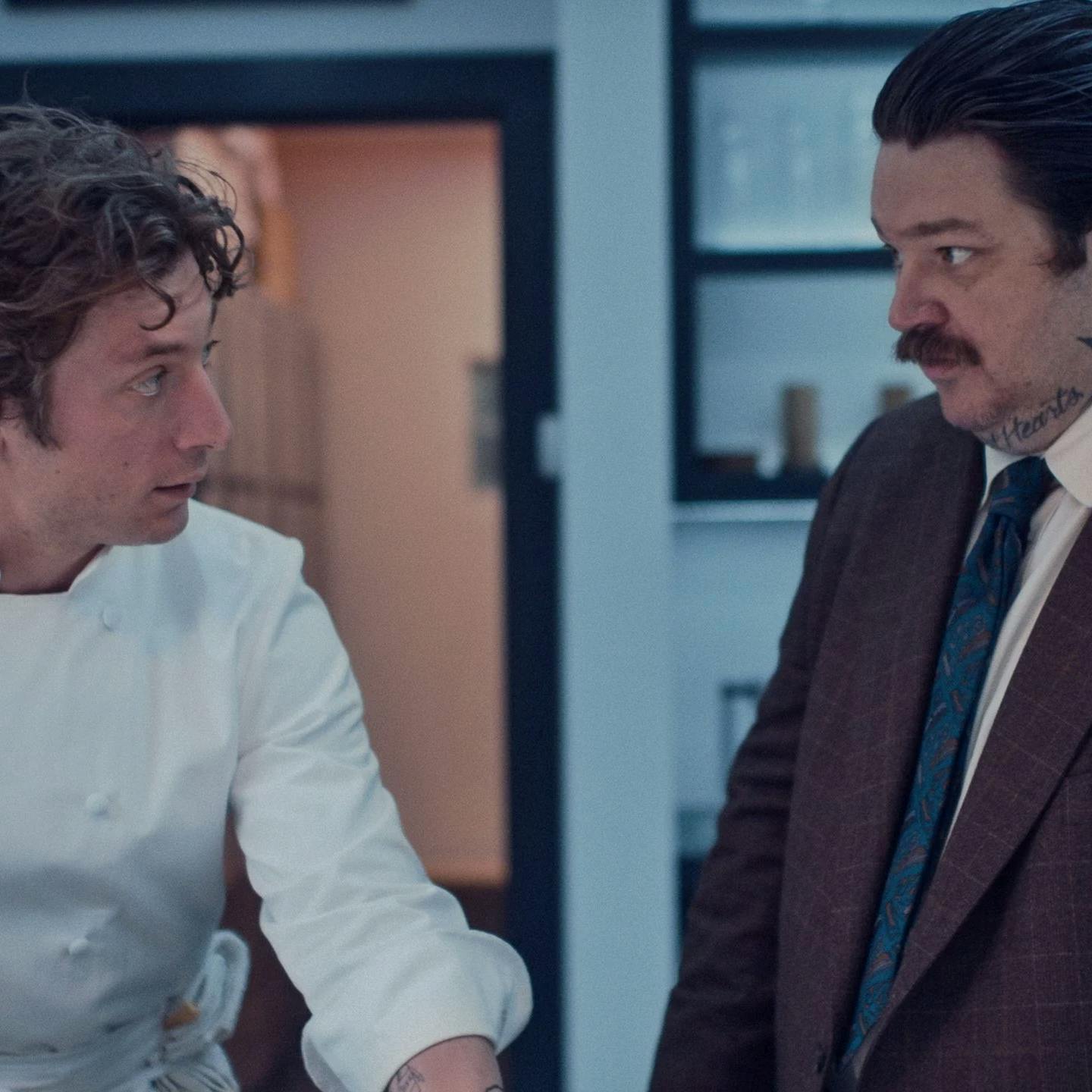 Jeremy Allen White som Carmy og Matty Matheson som den handy Neil Fak i 'The Bear'.