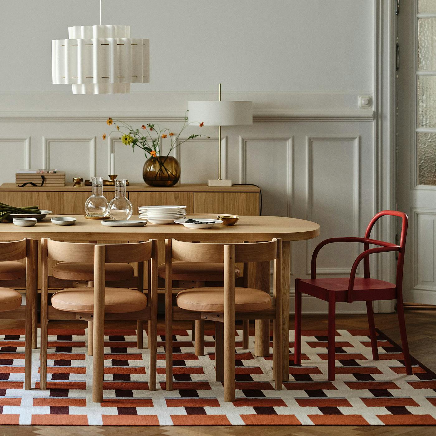 https://imgix.femina.dk/2025-04-16/stockholm-2025-loftlampe-hvid-tekstil-formessinget__1425144_ph203267_s5.png