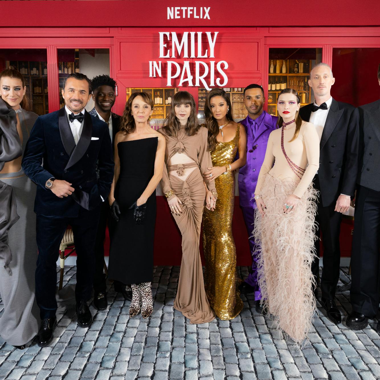 https://imgix.femina.dk/2025-04-21/emily_in_paris_family_shot-%281%29.jpg