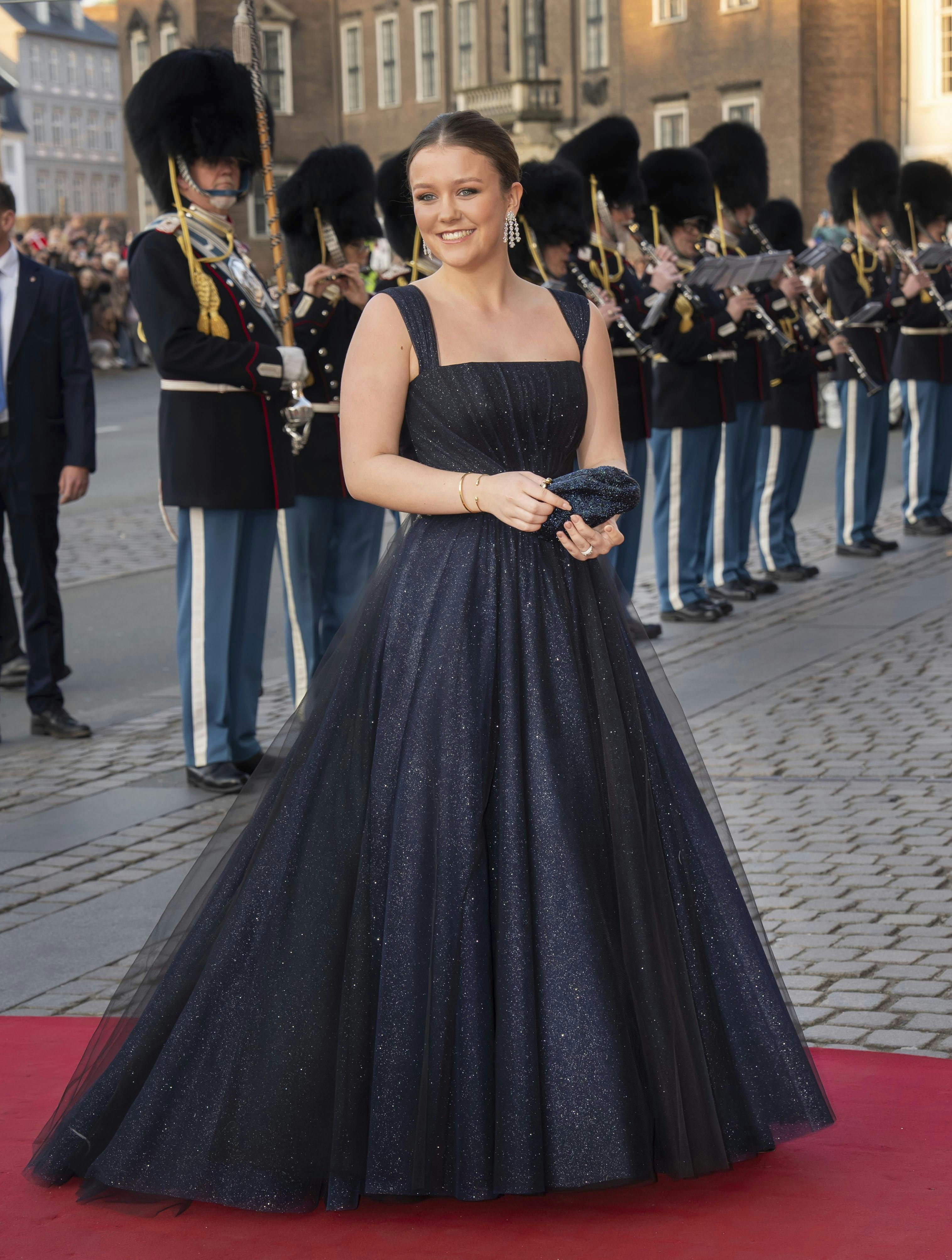 Prinsesse Isabella modtager gave fra regeringne