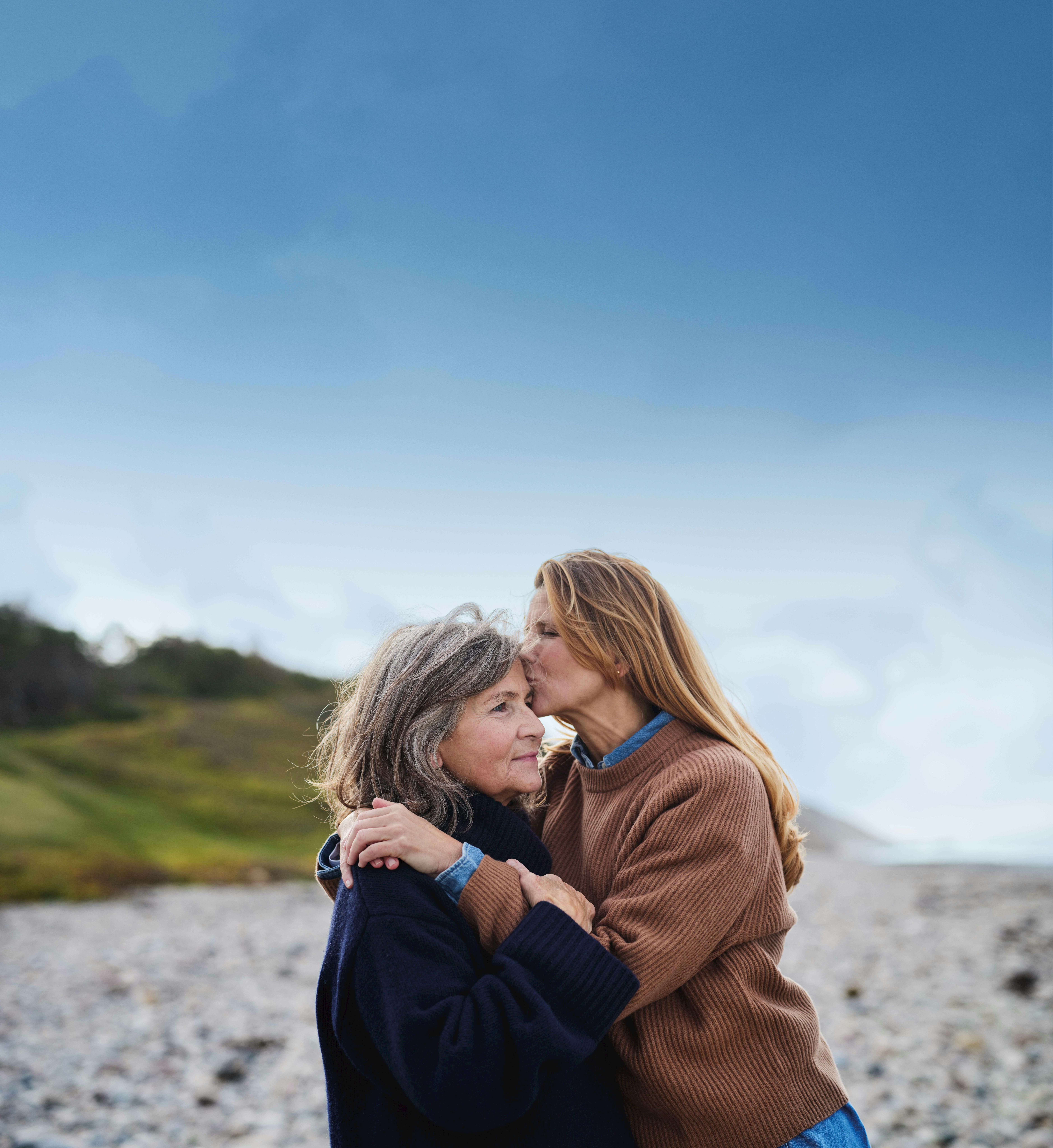 https://imgix.femina.dk/2025-04-23/kys-pa-strand.jpg