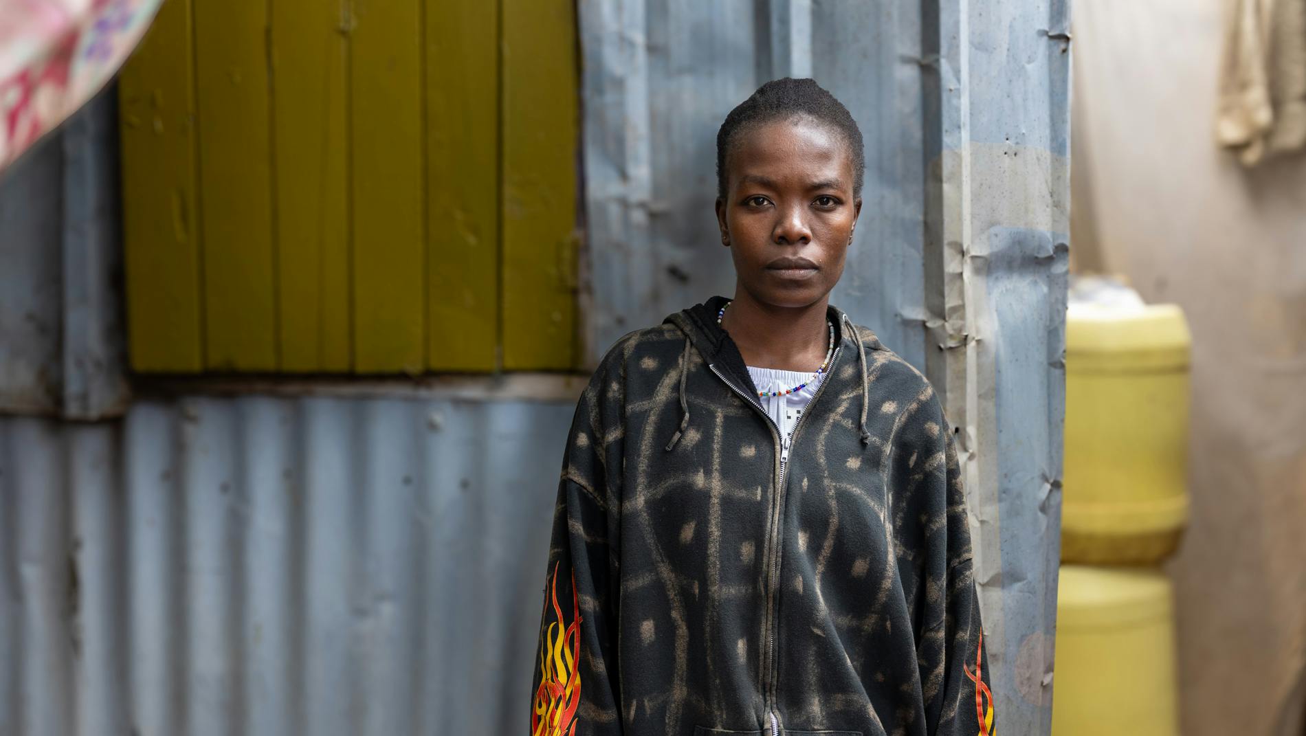 Eunice foran sit hjem i Afrikas største slum, Kibera