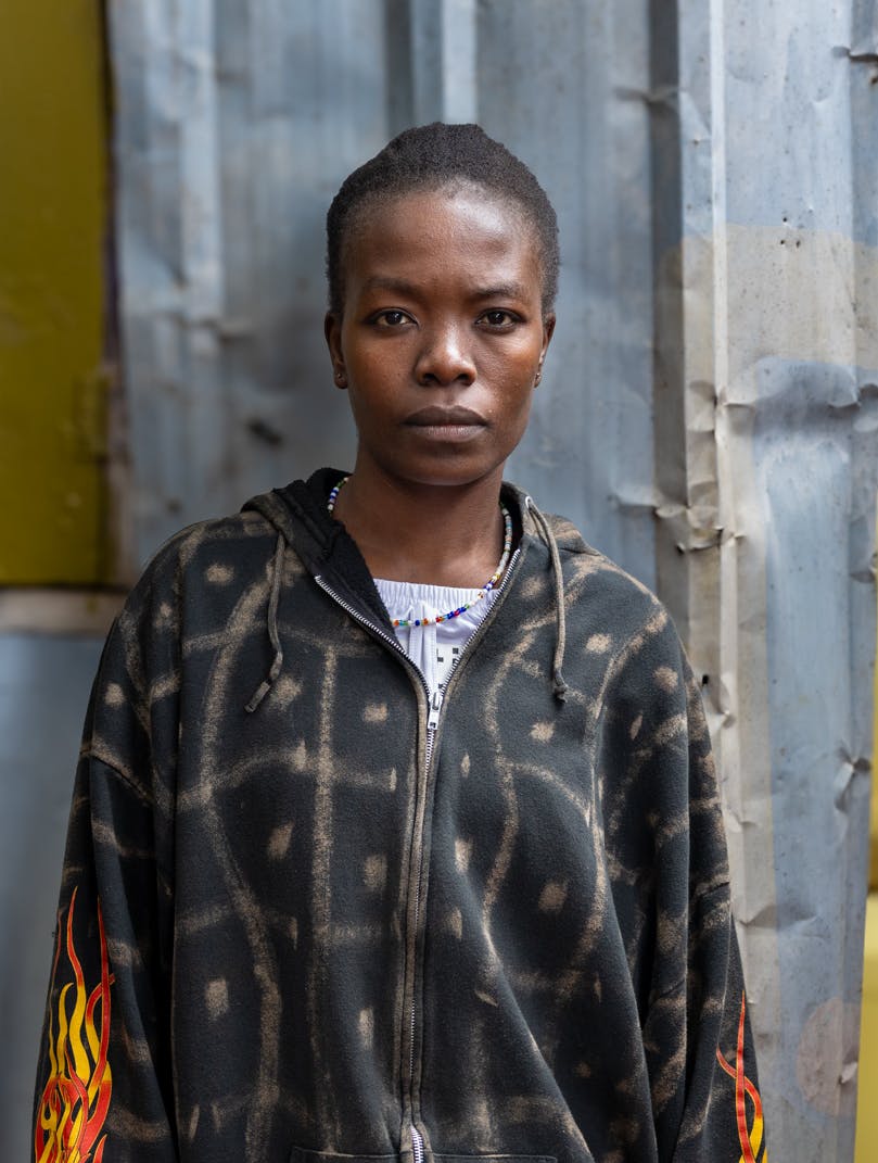 Eunice foran sit hjem i Afrikas største slum, Kibera