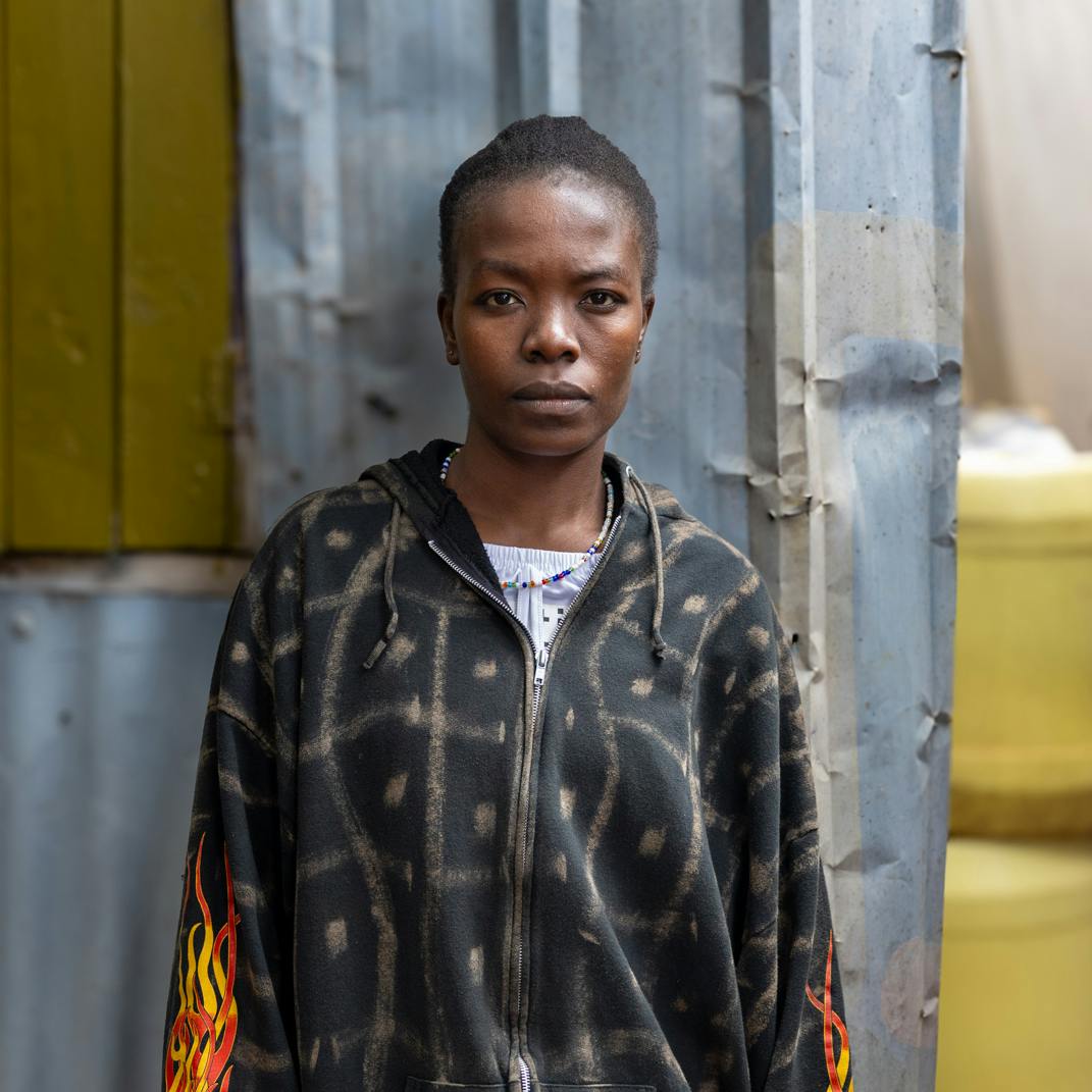 Eunice foran sit hjem i Afrikas største slum, Kibera