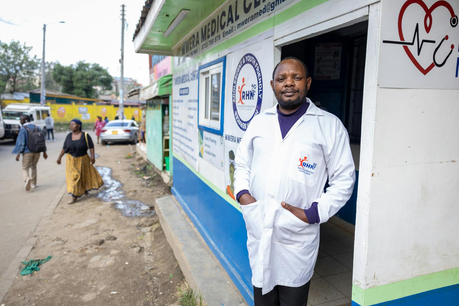 Samson Mwita foran sin klinik i Nairobi