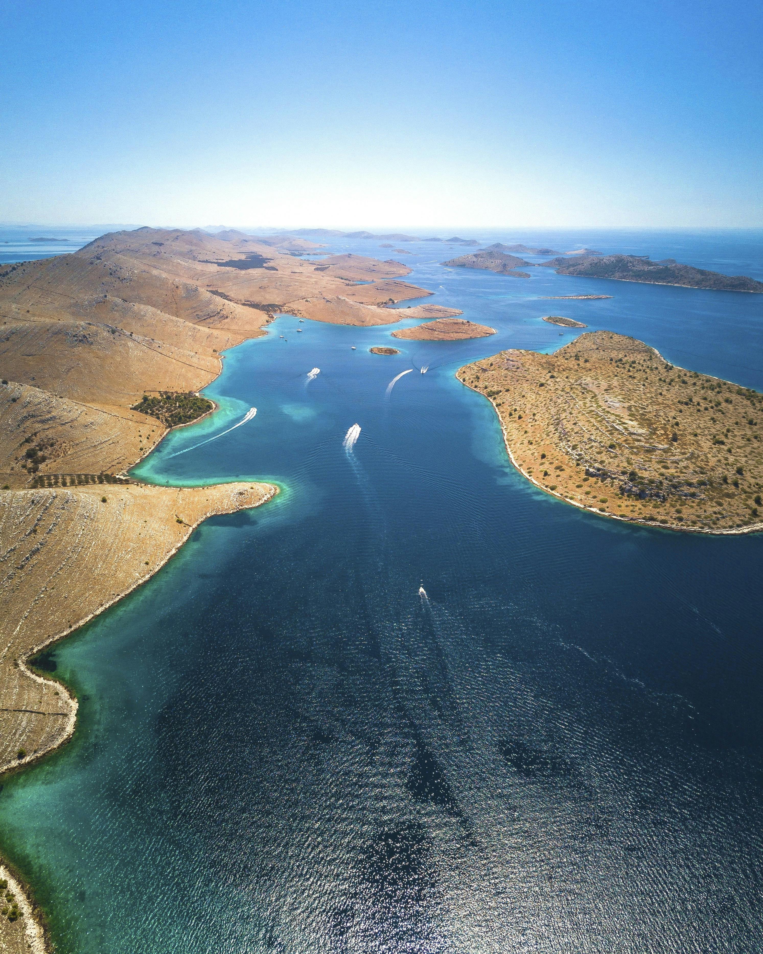 Kornati National Park er kendt for sin storslåede natur, kalkstensklipper, krystalklart vand og frodig vegetation.