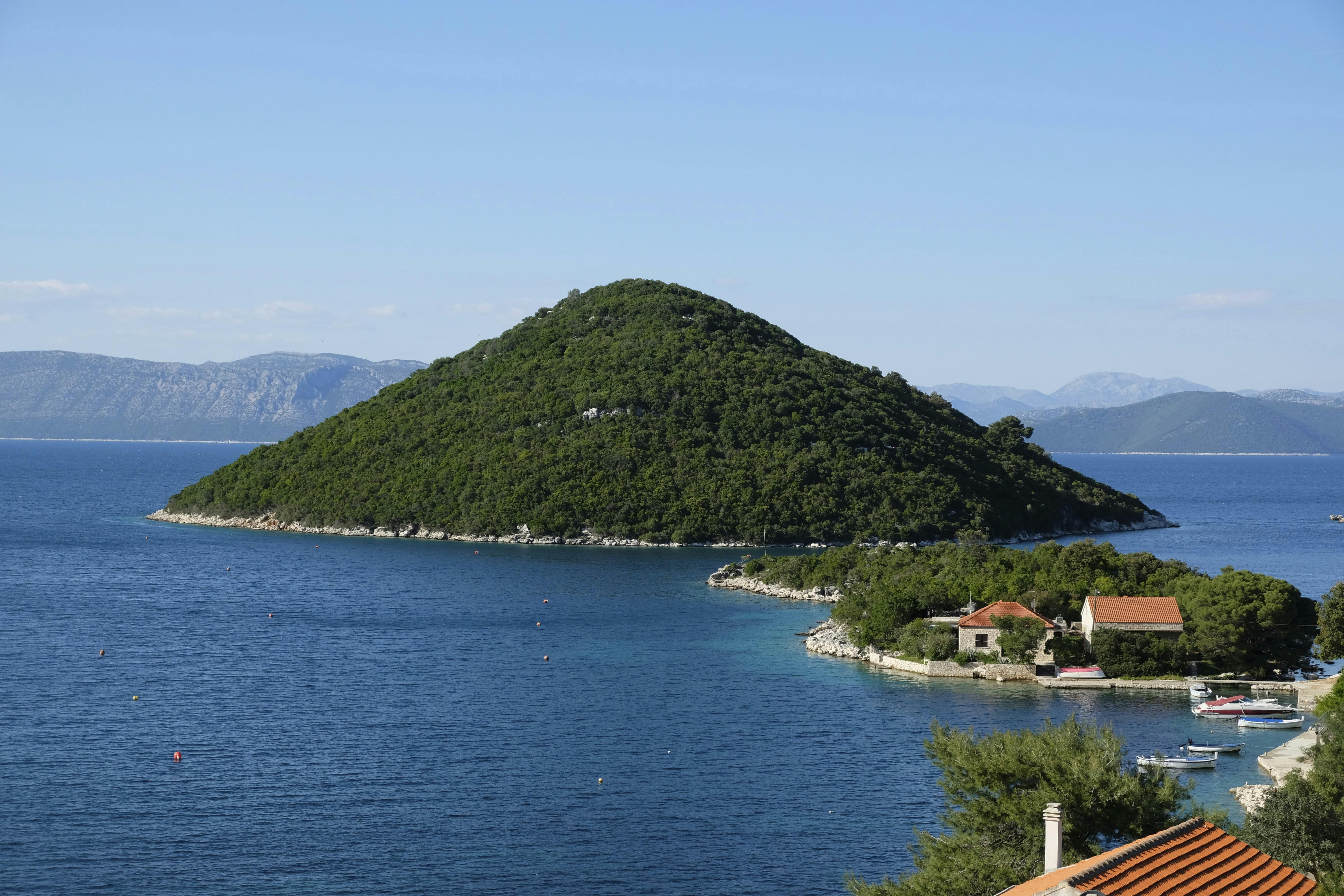 En betydelig del af øen Mljet er erklæret som nationalpark, og den beskytter Mljets naturskønhed og biodiversitet.