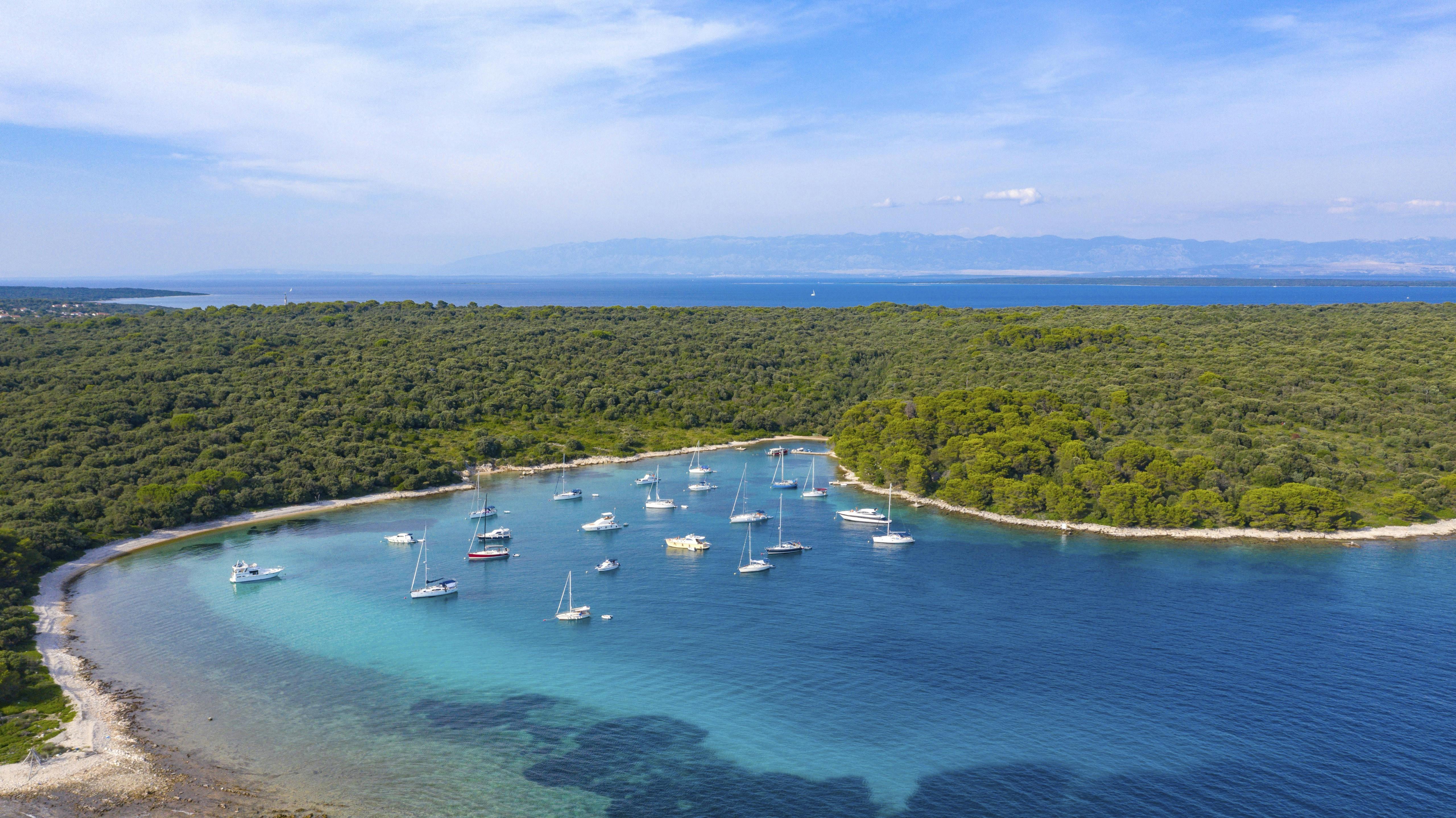 n af de mest bemærkelsesværdige træk ved Silba er, at den er bilfri, hvilket skaber en rolig og afslappet atmosfære. Du kan udforske øen til fods eller på cykel.
