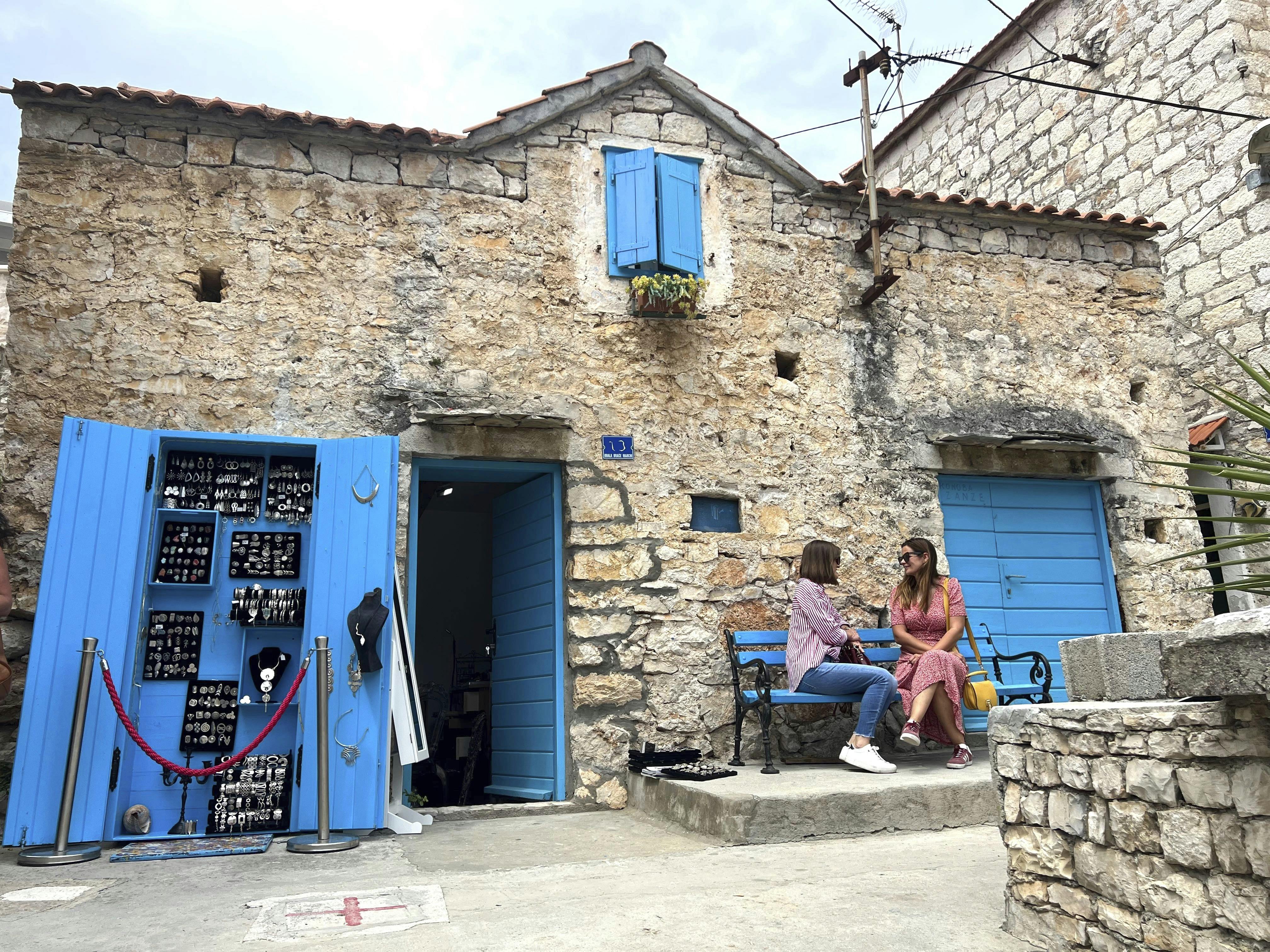 Šolta er hjemsted for flere charmerende byer og landsbyer, herunder Stomorska, Maslinica, Grohote og Necujam, hvor du kan opleve det lokale liv.