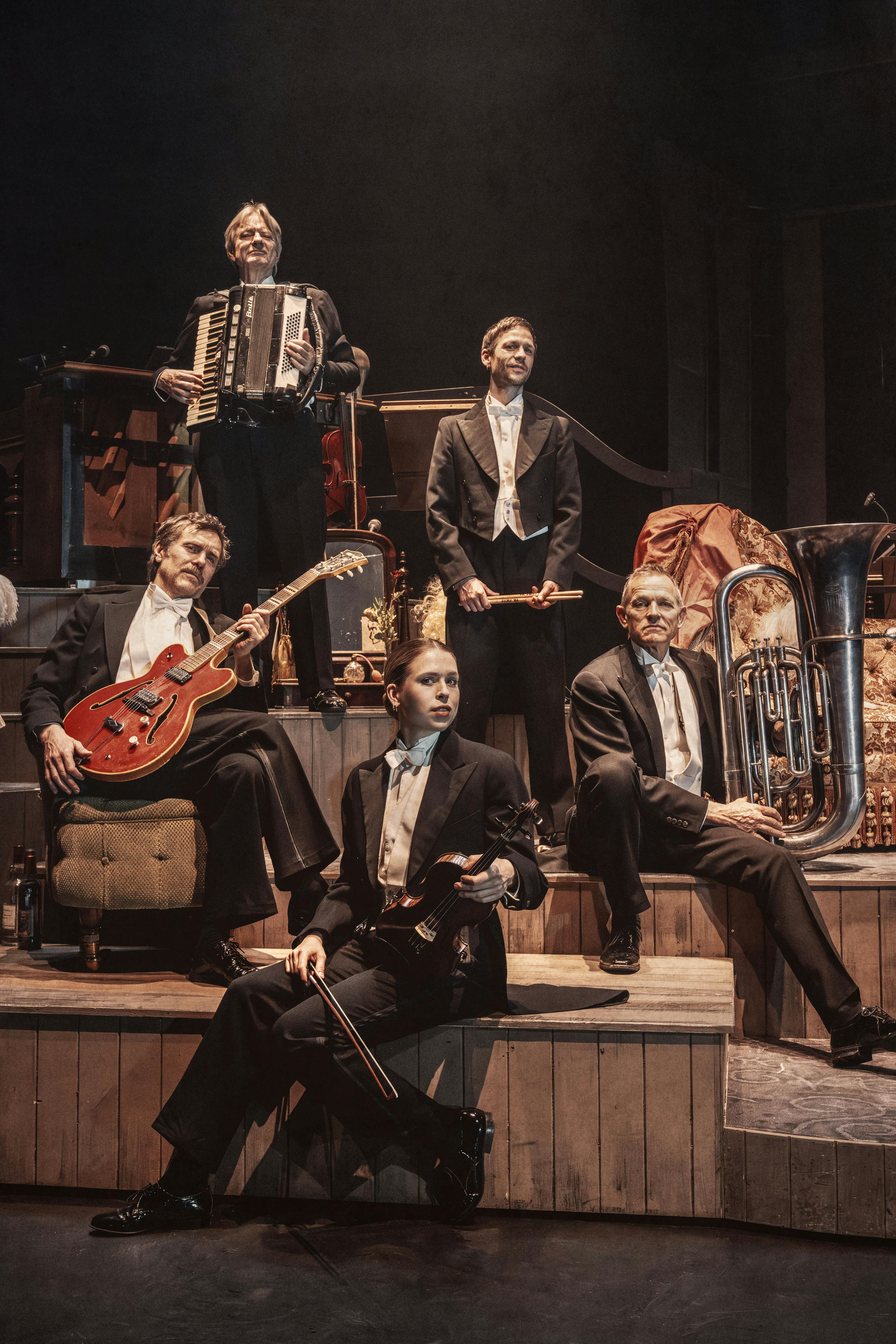 Nikolaj Heyman, Niels Søren Hansen, Emma Elmøe, Rasmus Valldorf og Tom Bilde i 'Feberen'