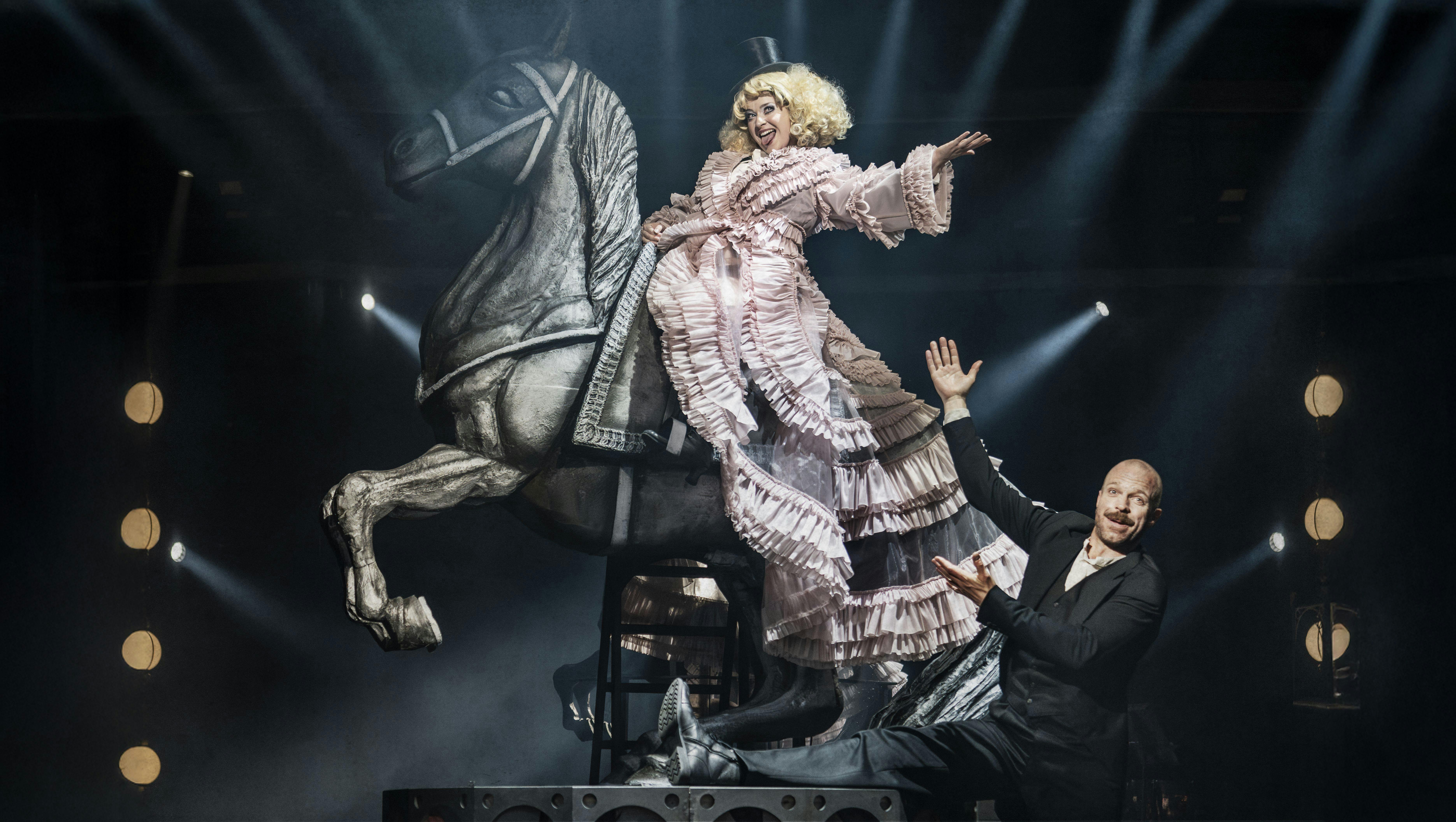 Andrea Øst Birkkjær og Mads Rømer Brolin-Tani i 'Feberen'