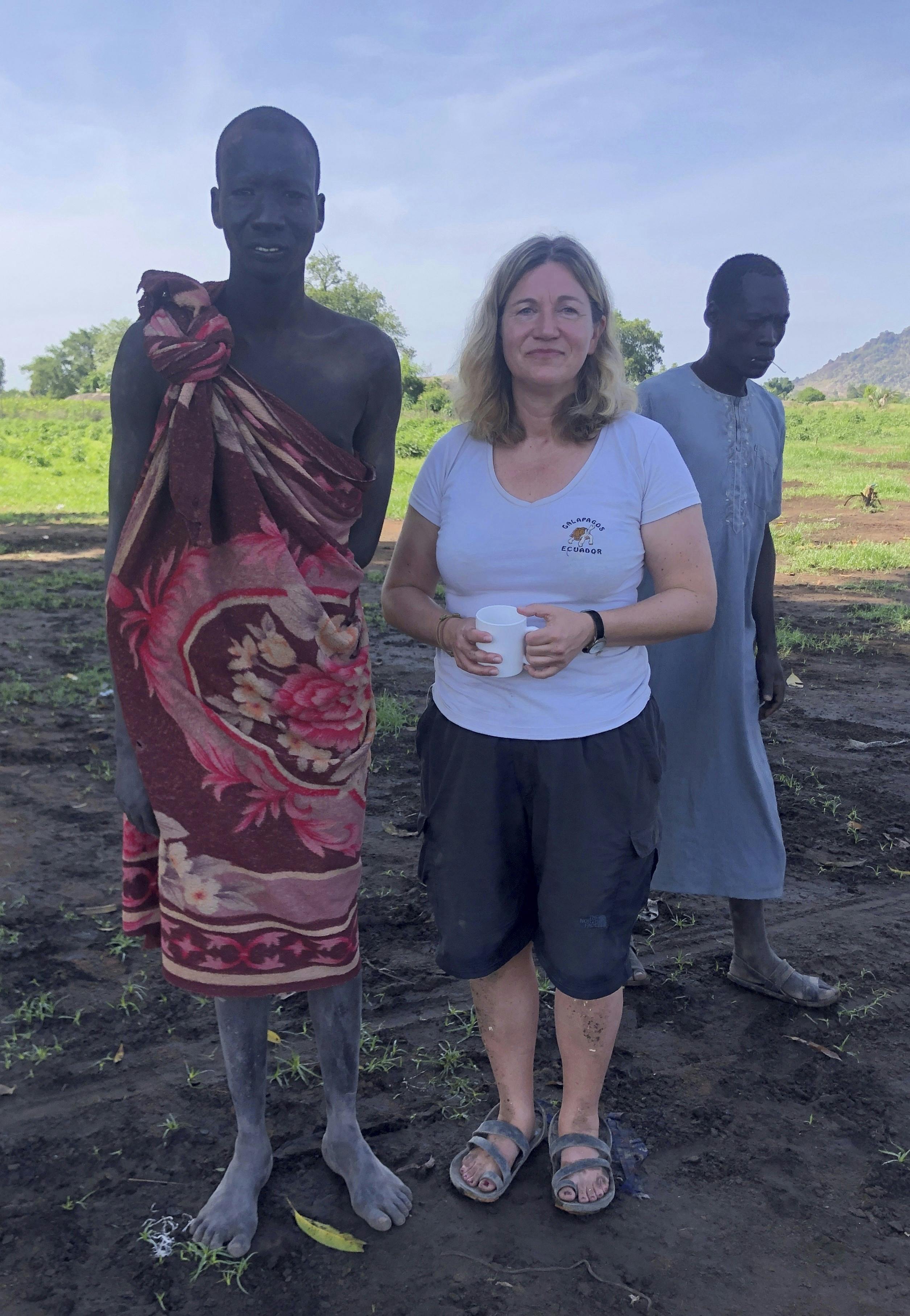 Da Mettes Birkenstock-sandaler gik i stykker, lånte høvdingen hende sine. Hans var lavet af bildæk.