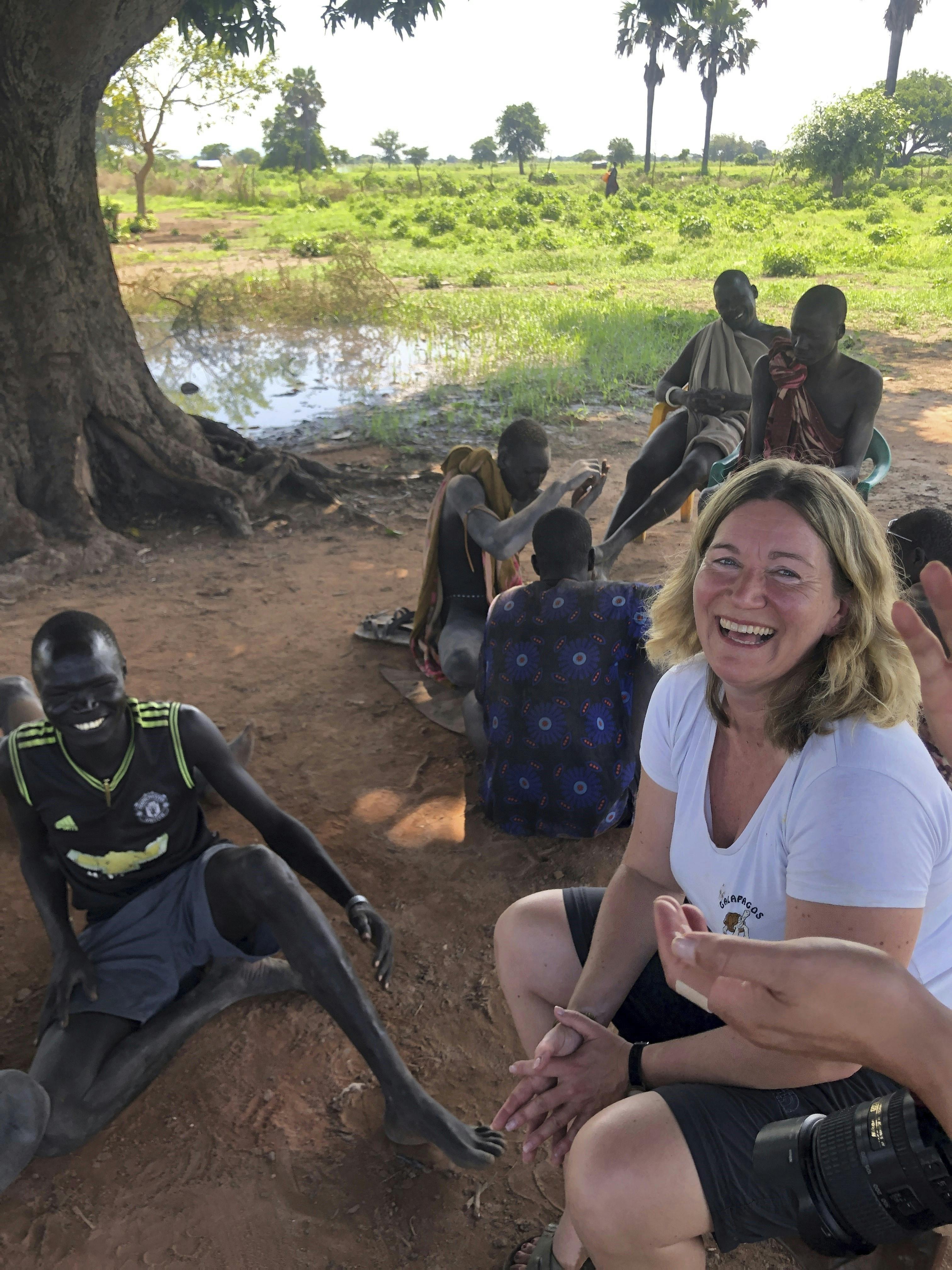 Mette i Sydsudan. Her i snak med mundarifolket, som er er nomader, der lever sammen med deres kvæg.