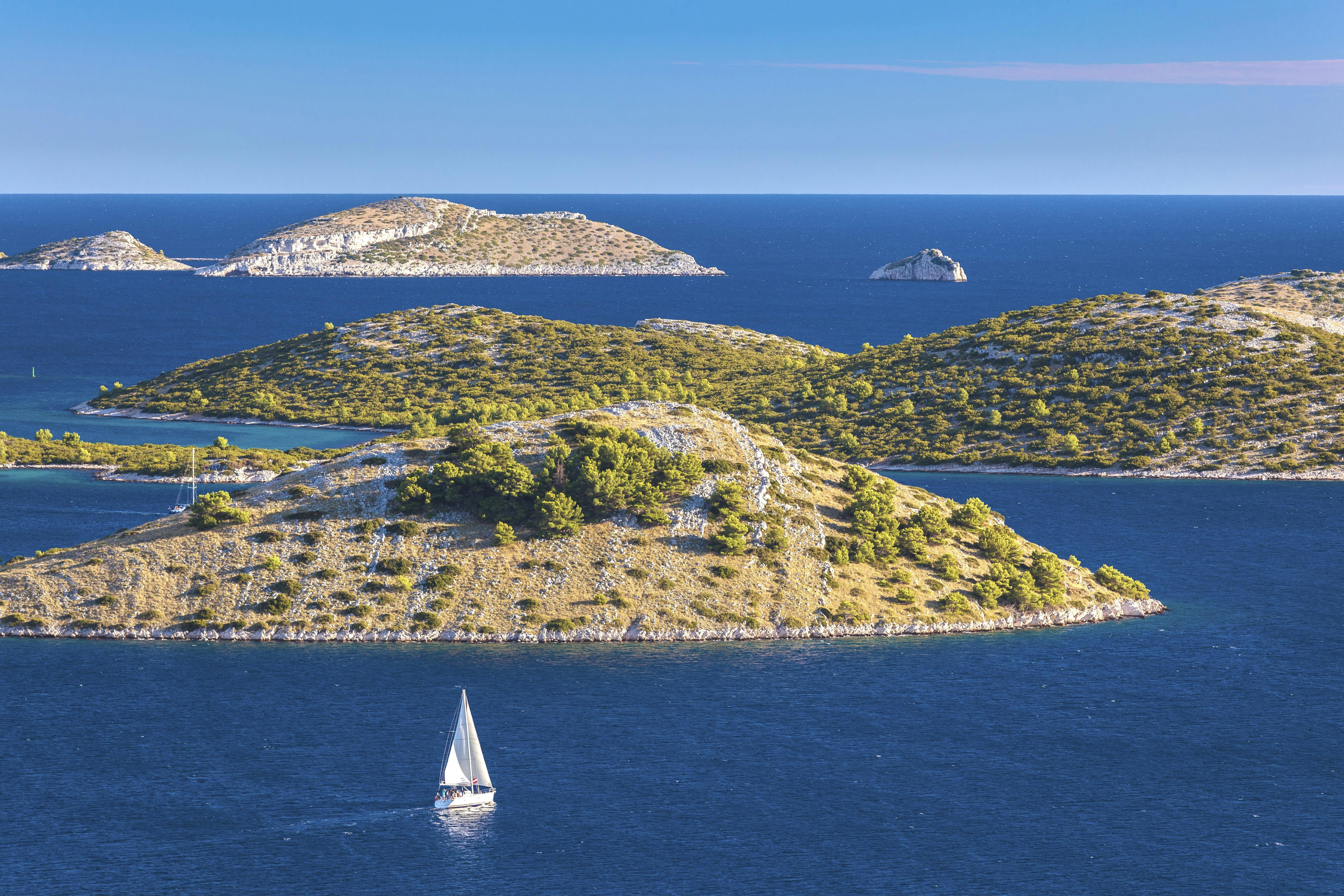 Du kan både tage ud at sejle, snorkle og vandreture i den smukke nationalpark.